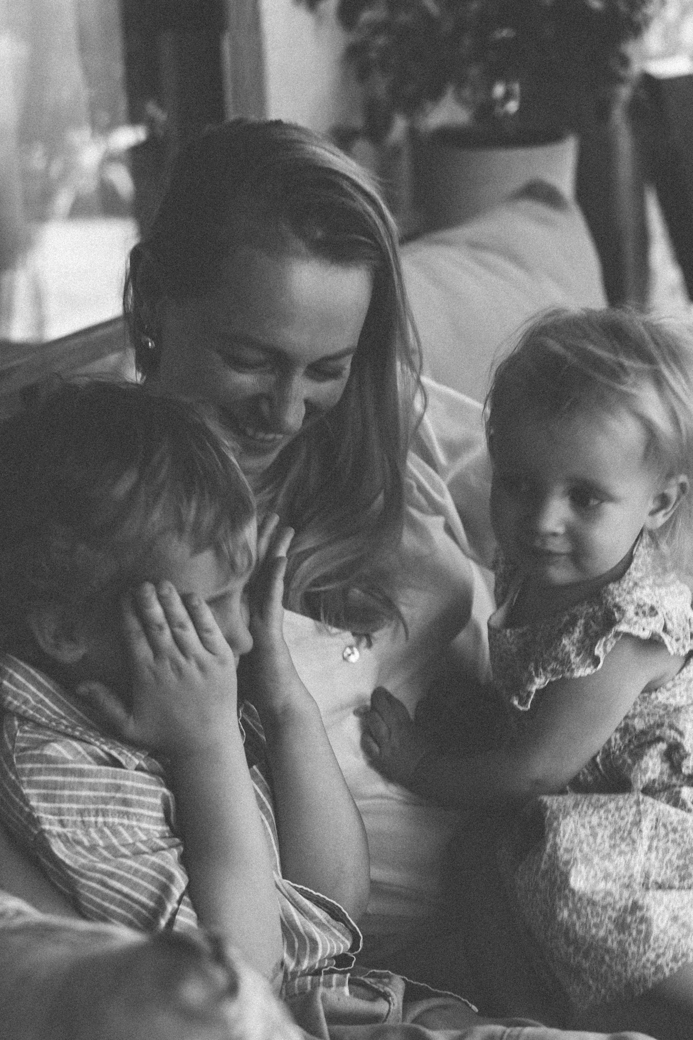 Sesión de fotos familiar en casa — Momentos reales y acogedores. Photographer in Santiago, Chile Anna Almazova