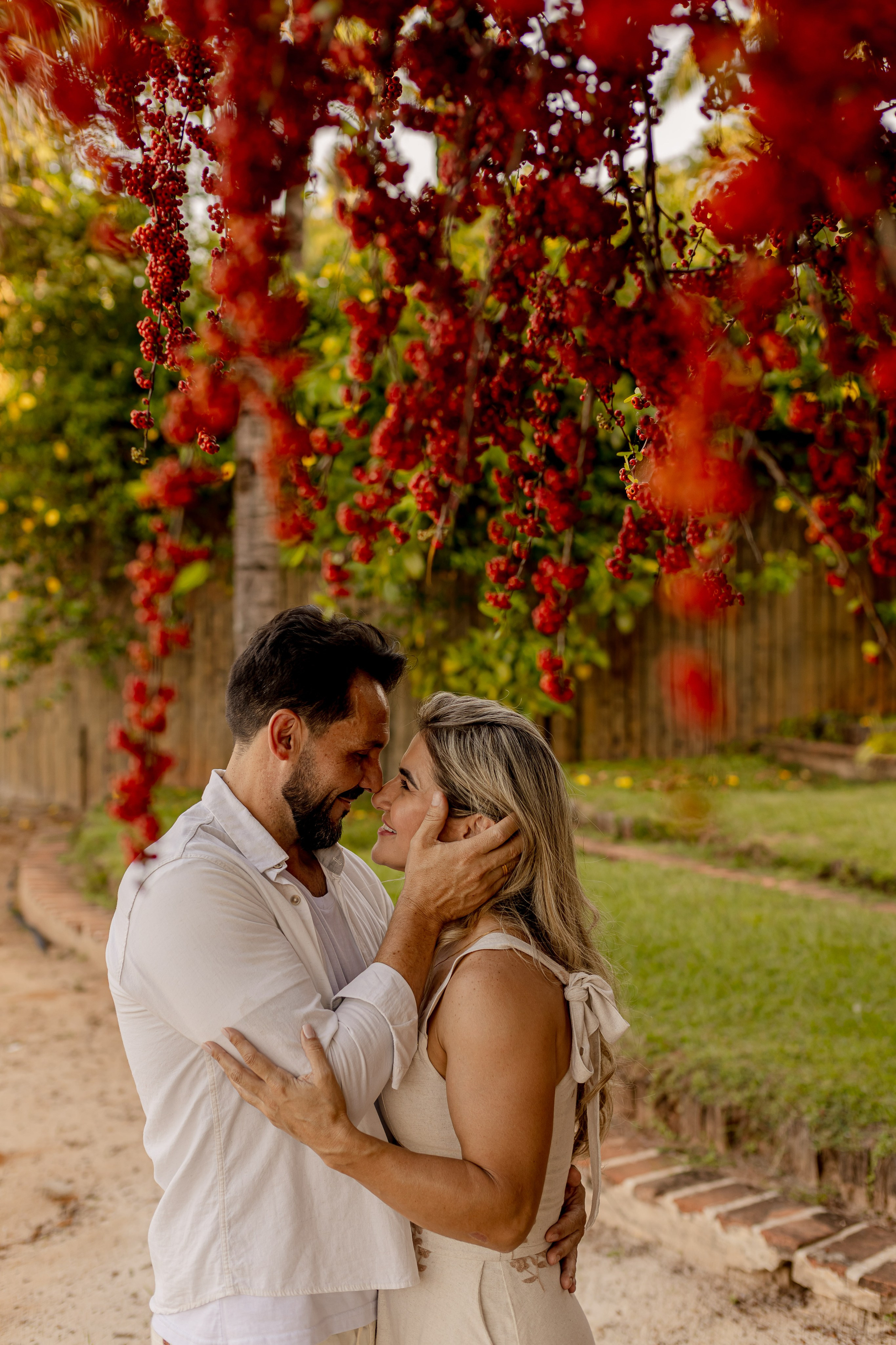 Ensaio Pré-Wedding no Interior Paulista com Lago, Areia e Pôr do Sol | Studio Melk. Tela cheia