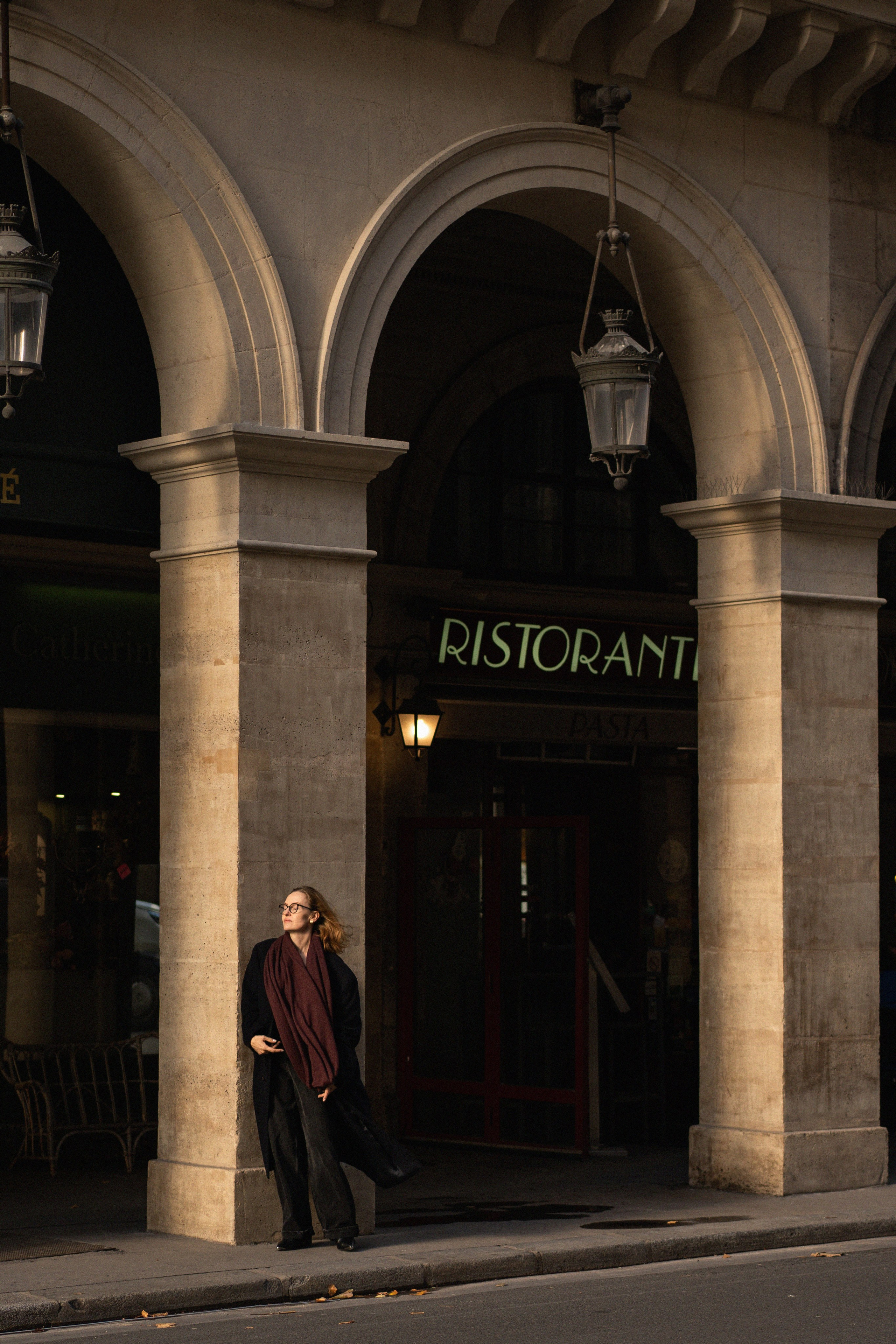 Золотой час. Портрет на Place de la Concorde. Ksenia Marchand/ Lifestyle фотограф в Париже