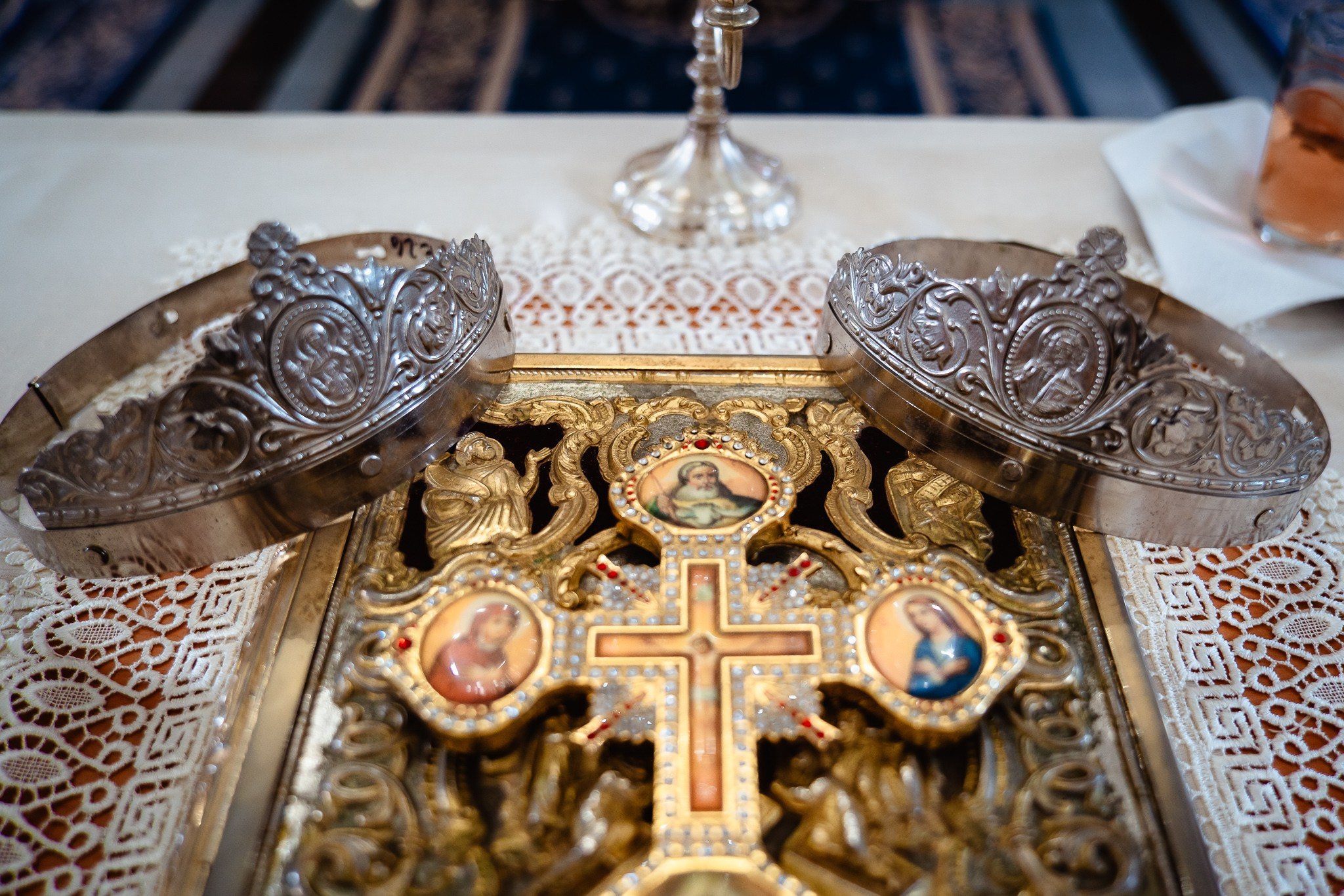 Detalii din timpul cununiei religioase pe masa din biserică