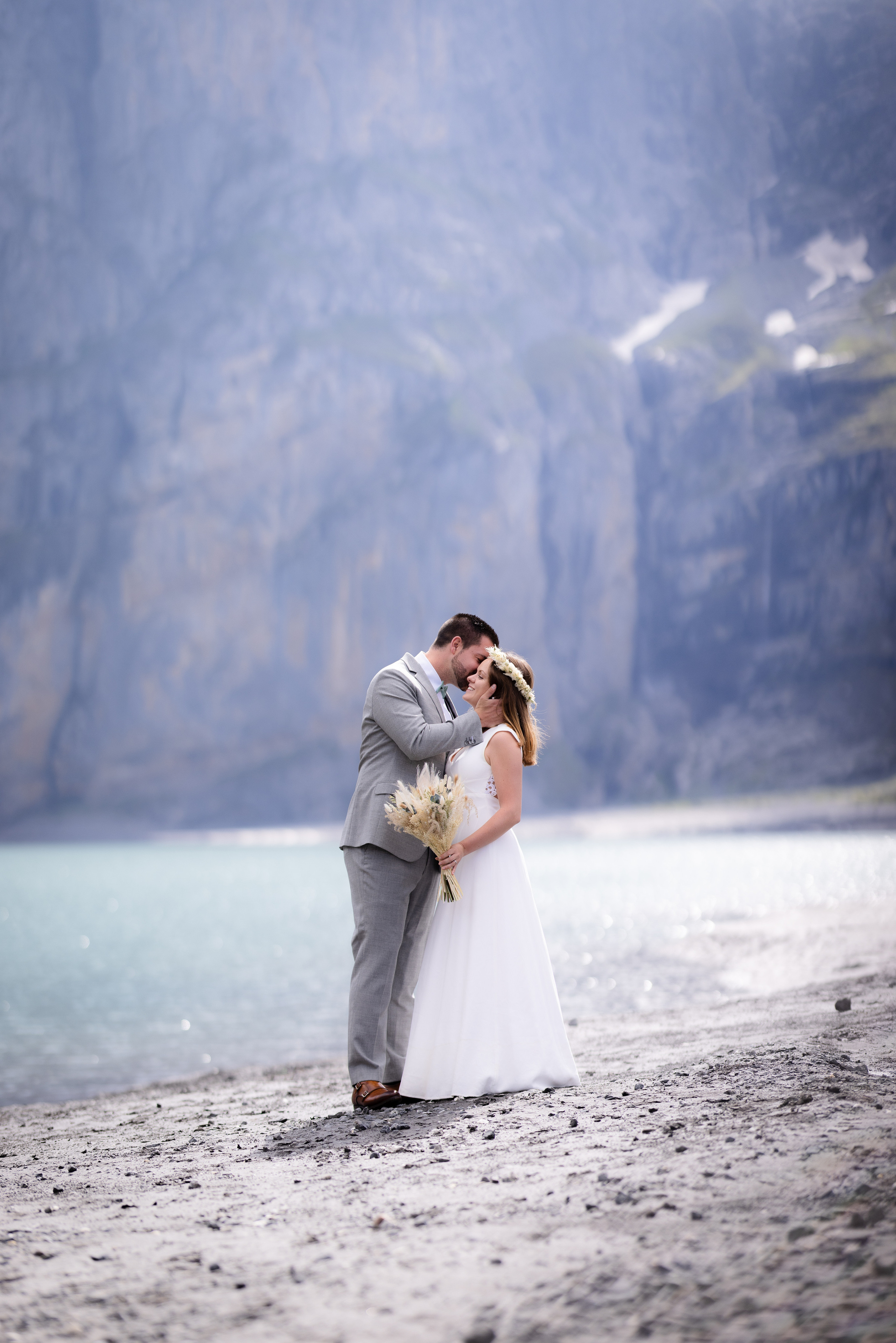 Oeschinensee elopement. Family photographer Zurich & Switzerland Daria Moore