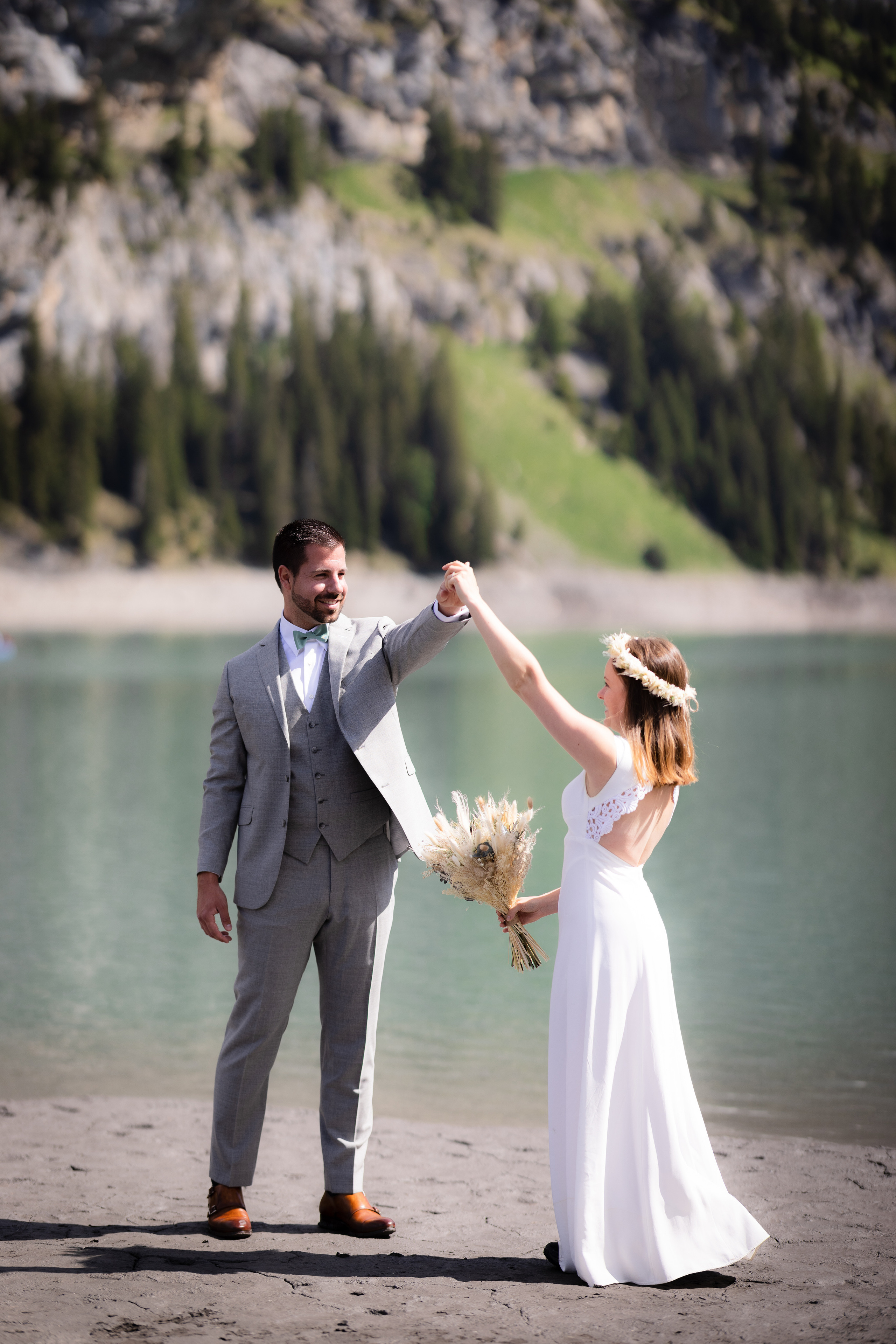 Oeschinensee elopement. Family photographer Zurich & Switzerland Daria Moore