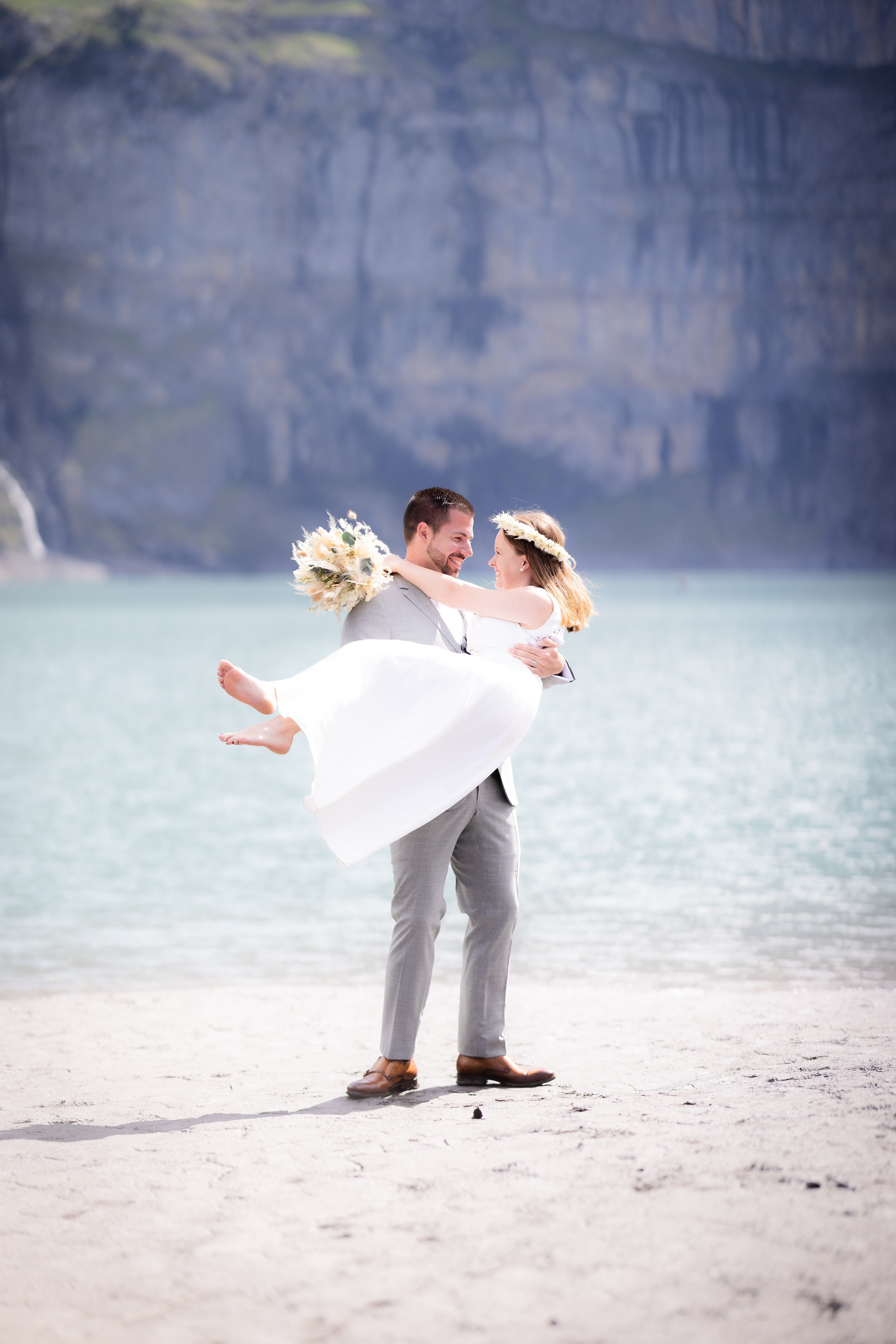 Oeschinensee elopement. Family photographer Zurich & Switzerland Daria Moore