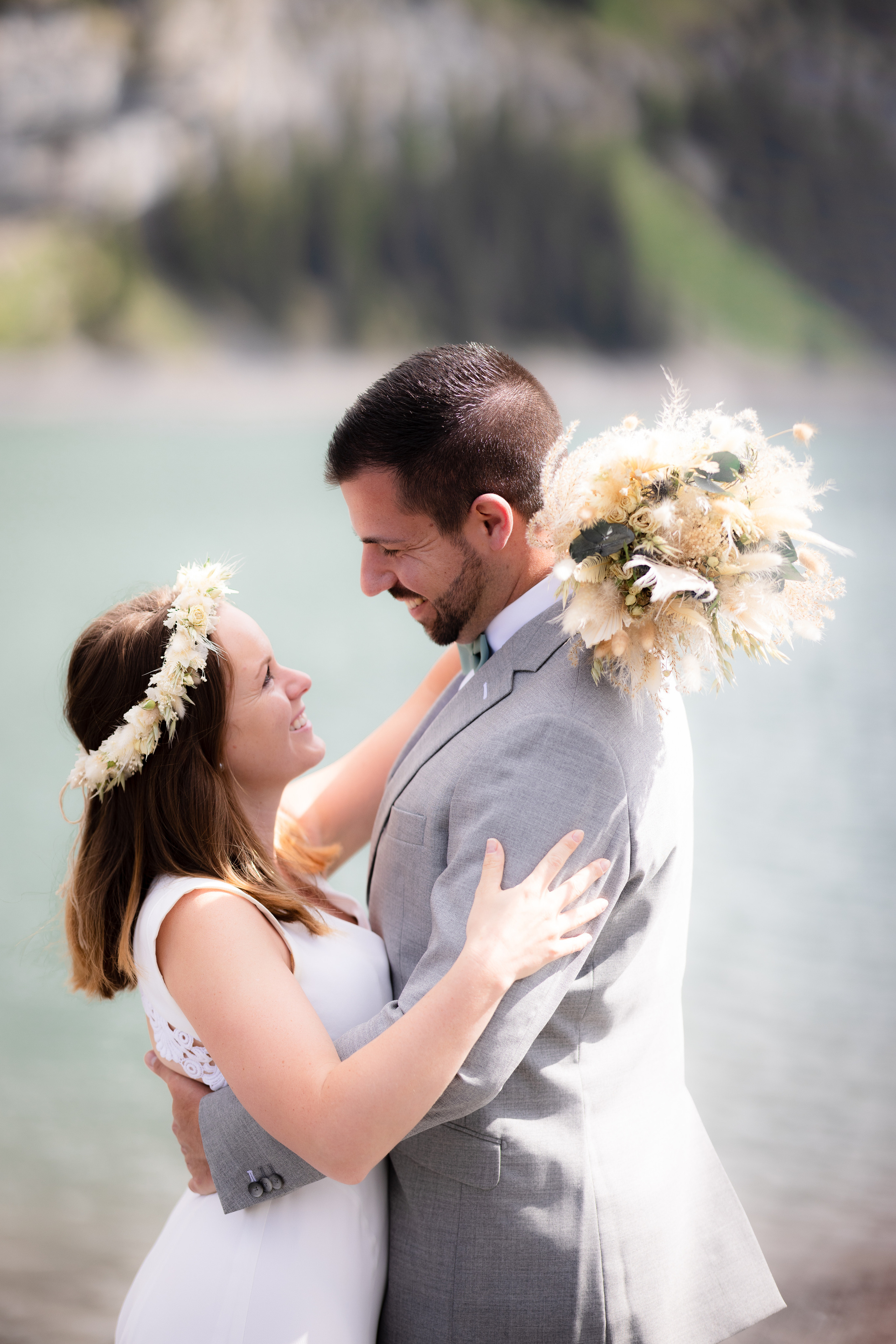 Oeschinensee elopement. Family photographer Zurich & Switzerland Daria Moore