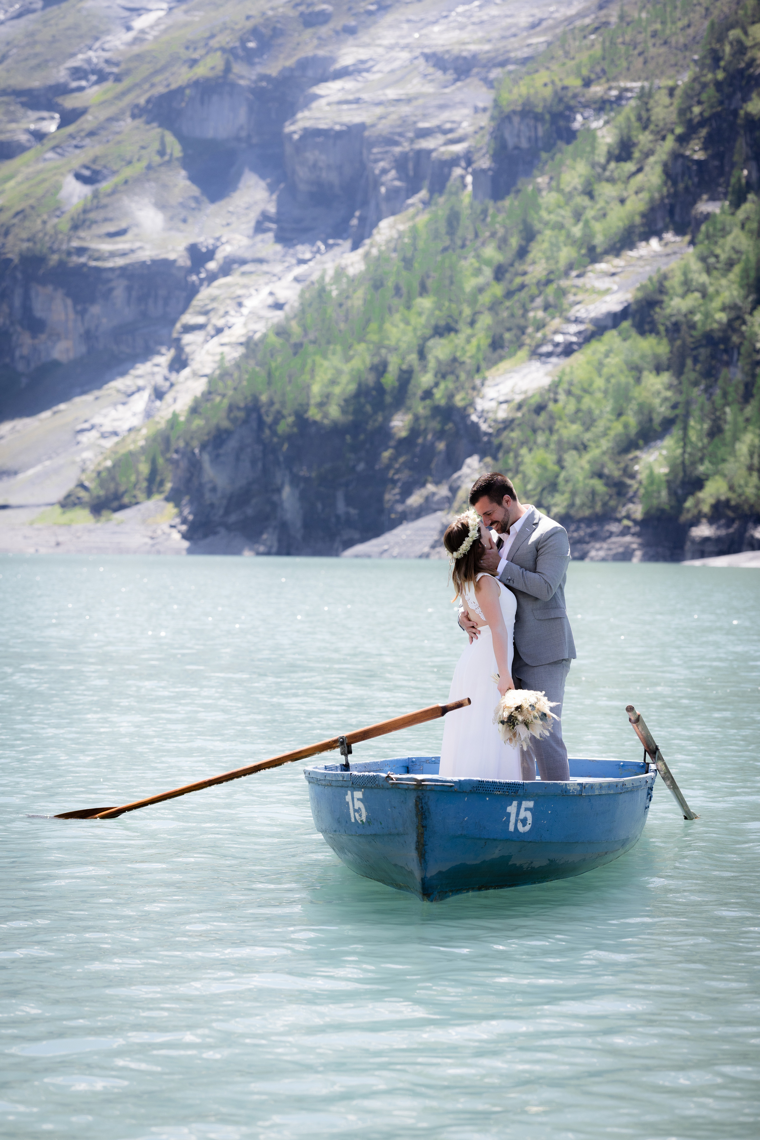 Oeschinensee elopement. Family photographer Zurich & Switzerland Daria Moore
