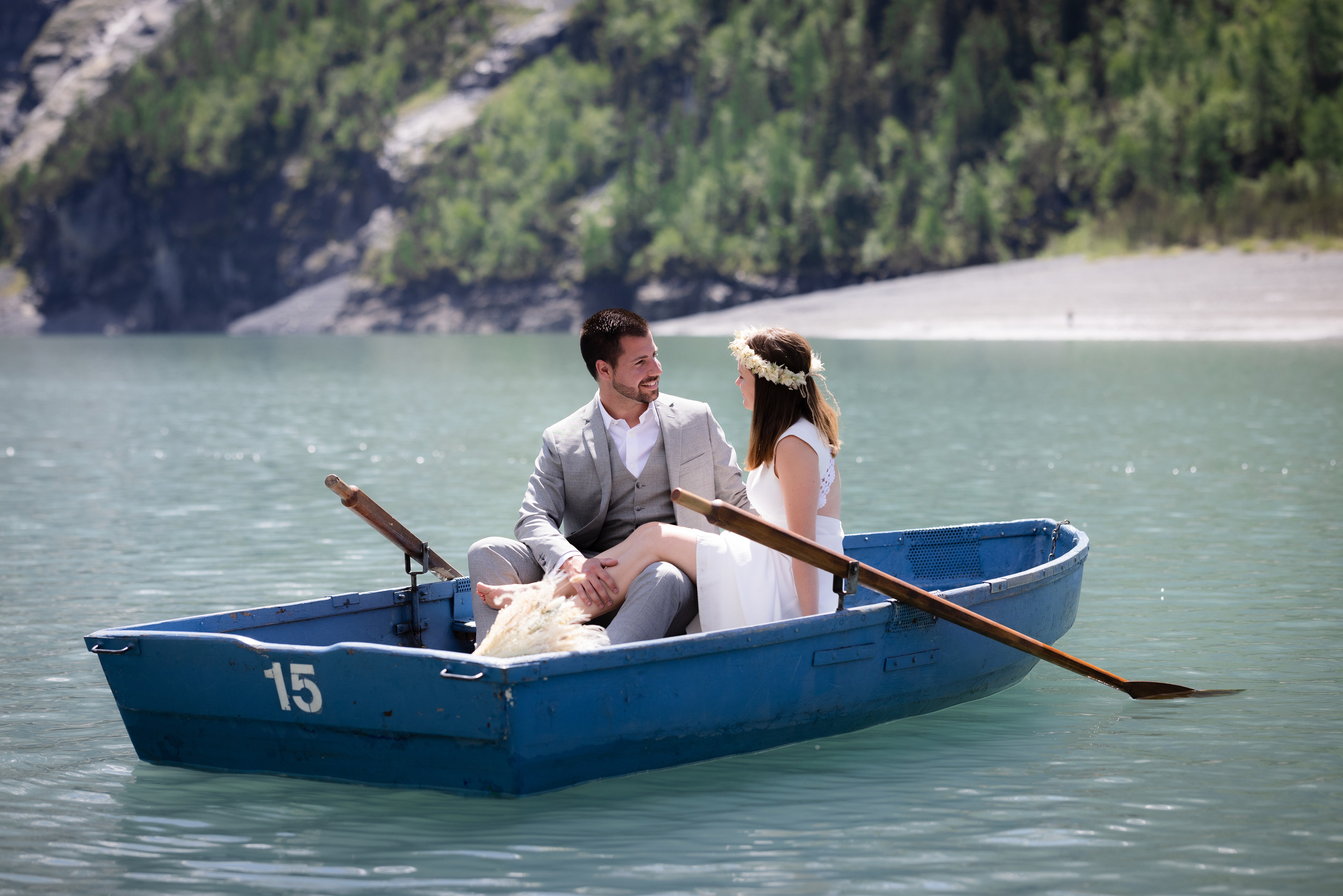 Oeschinensee elopement. Family photographer Zurich & Switzerland Daria Moore