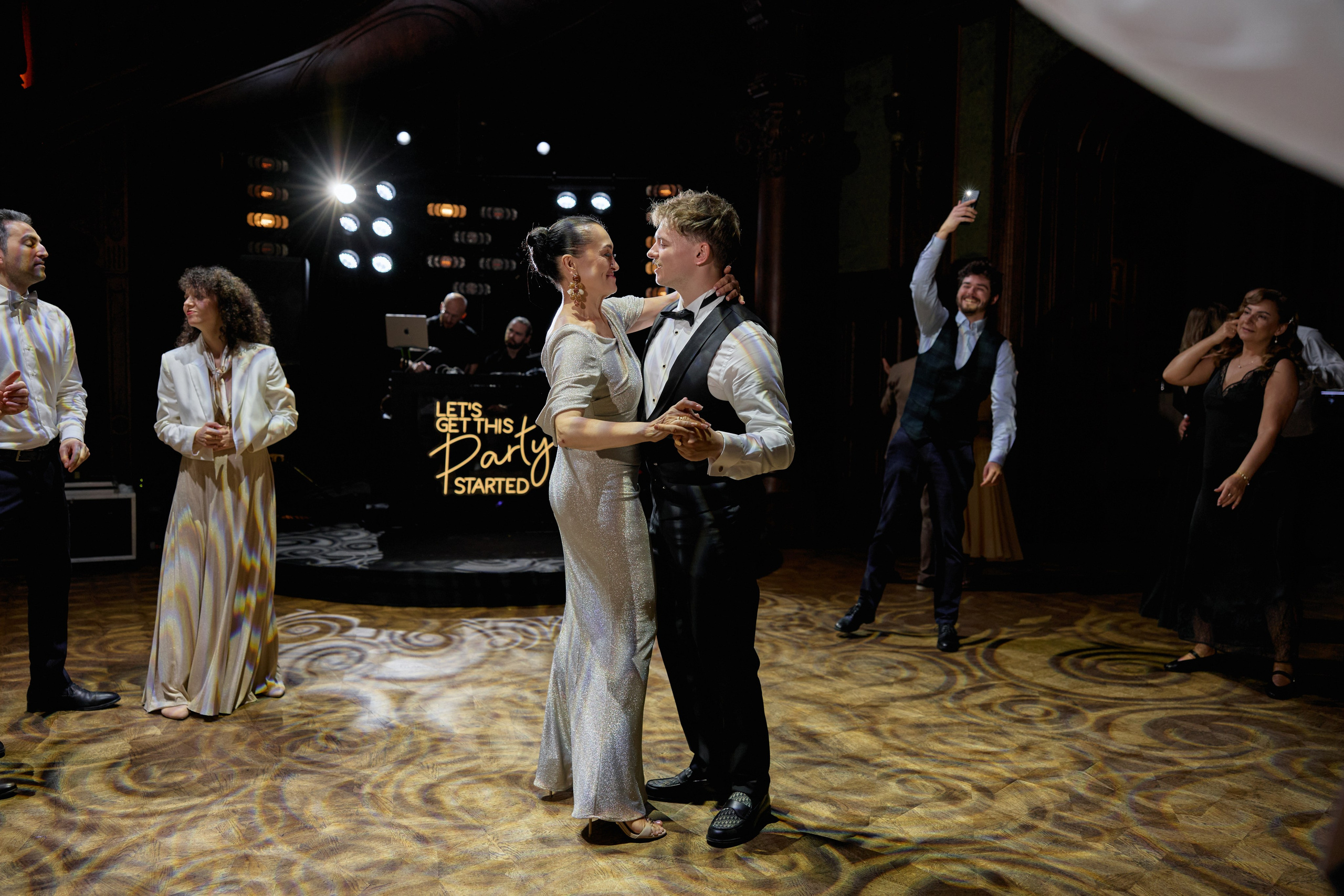 Wiktoria & Kacper. Pałac Goetz. Fotograf ślubny i rodzinny w Krakowie Yana Klymova
