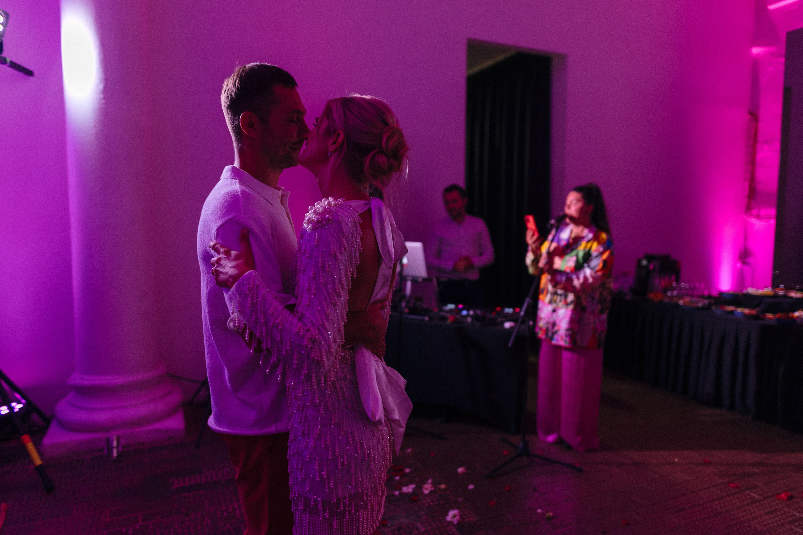 Юбилей свадьбы — 10 лет вместе, Porsche, страсть и стильная фотосессия в Риге. Евгений Тимофеев | Свадебный и контент-фотограф и видеограф в Риге