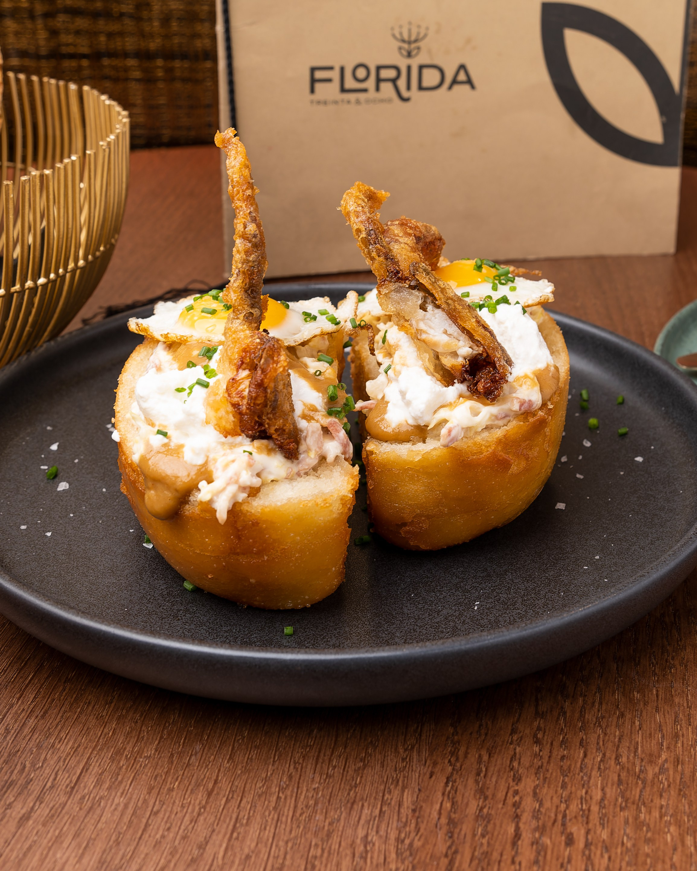 Toma de detalle de un postre con enfoque macro, mostrando textura, brillo y decoración precisa.