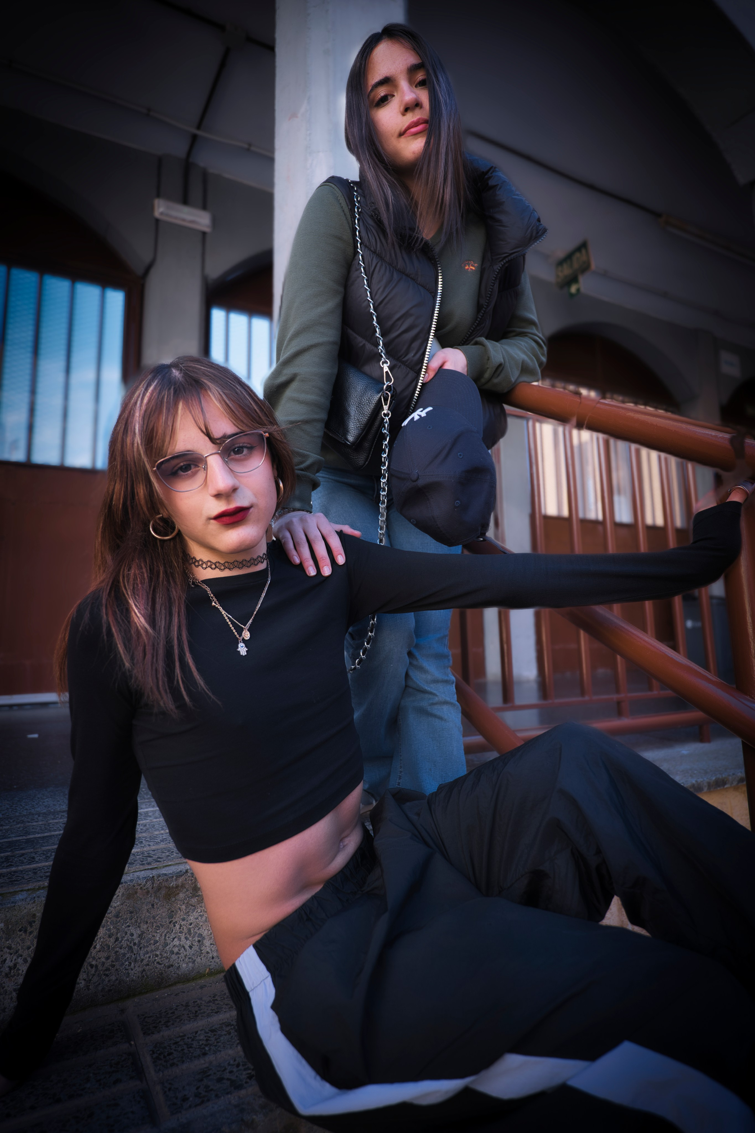 Retrato artístico en exteriores capturado con estilo profesional.