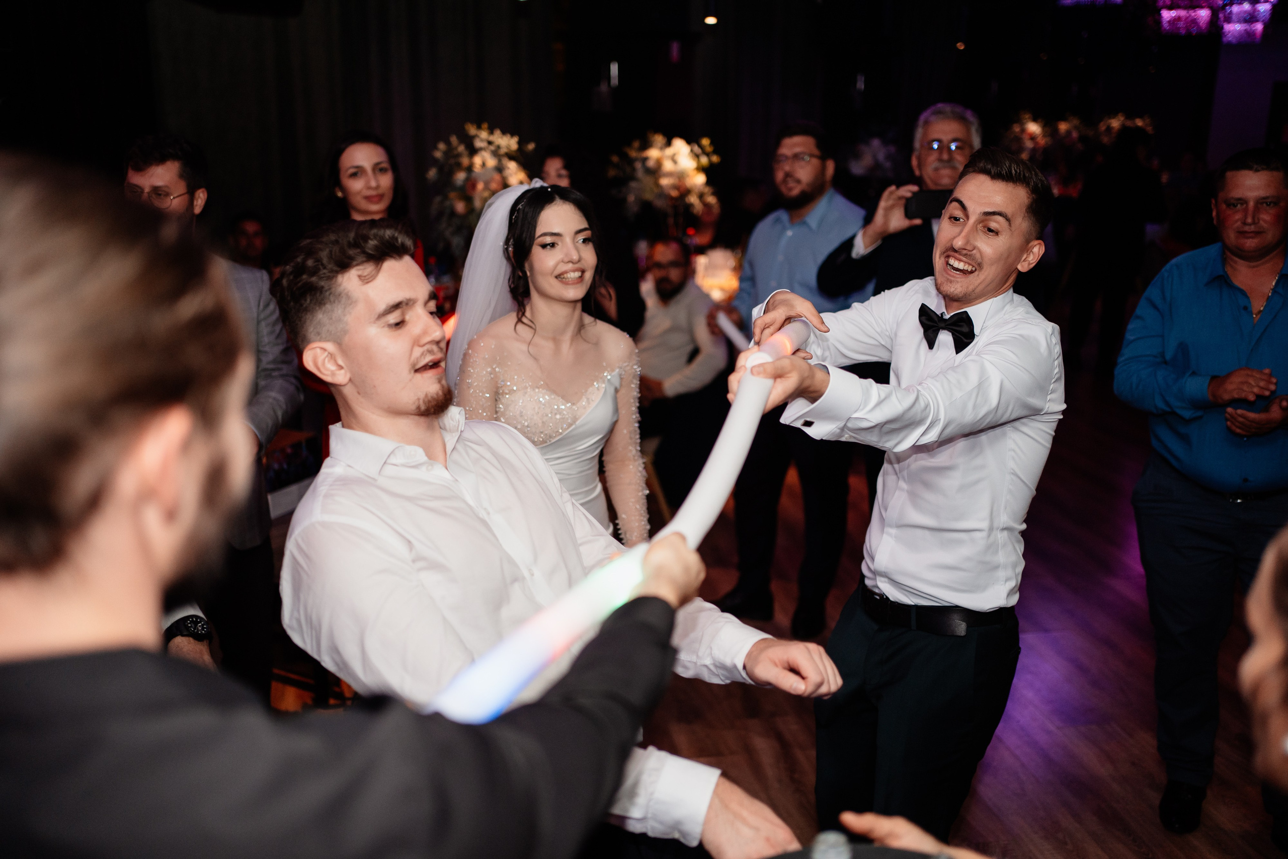 Moment emoționant între miri în ziua nunții, surprins într-un cadru natural și romantic, la Drobeta Turnu Severin. Fotografie de nuntă profesională, editată artistic pentru a evidenția emoția și eleganța evenimentului.