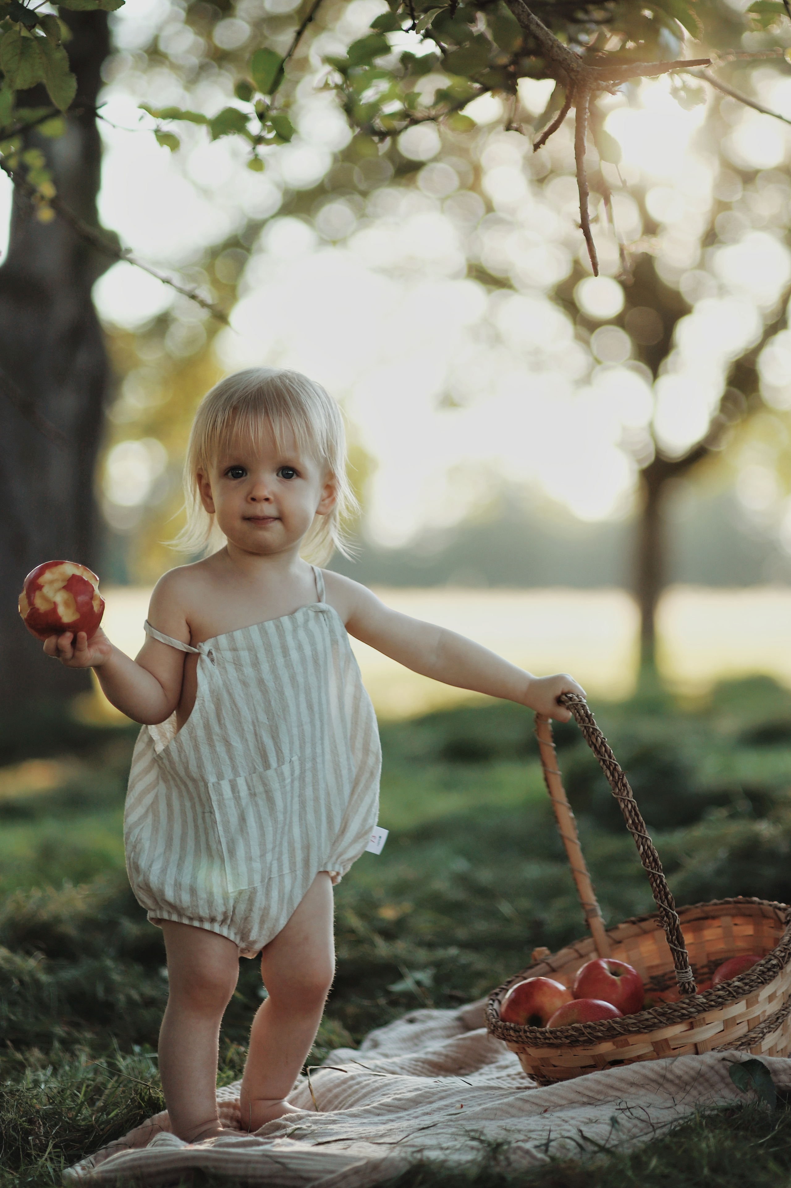 Apfelgarten-Shooting. Olena Fritz Fotografie
