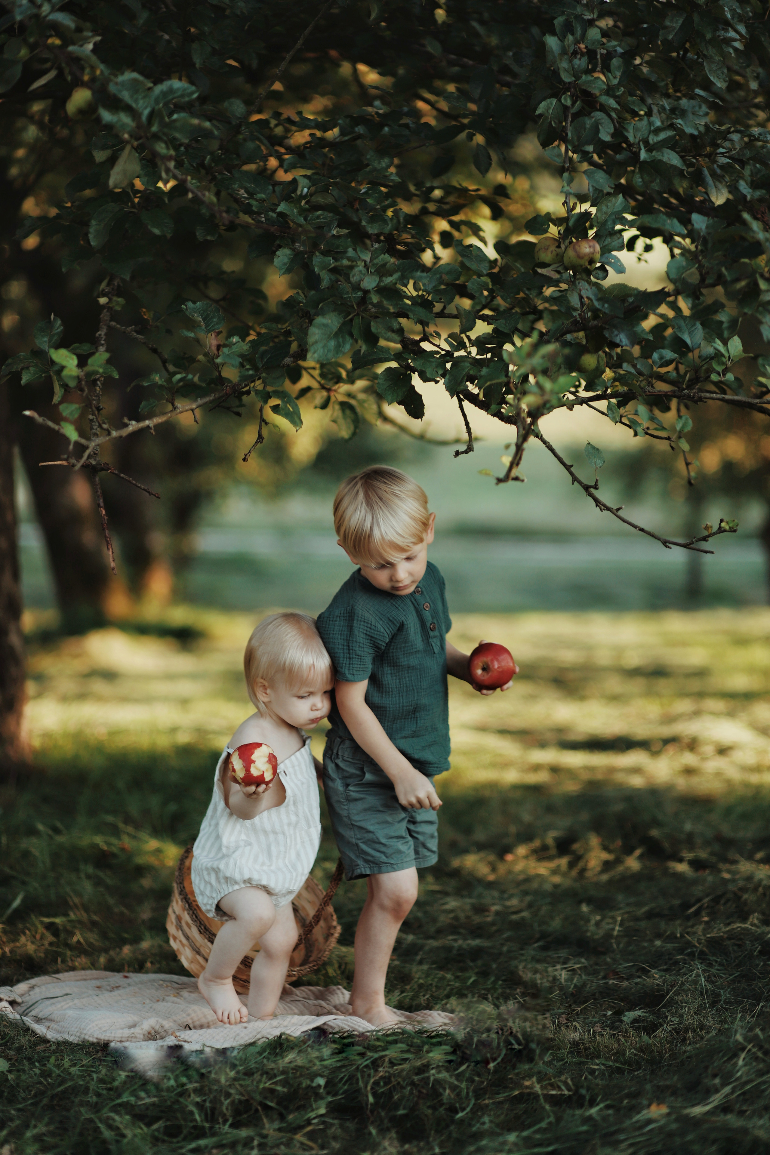 Apfelgarten-Shooting. Olena Fritz Fotografie