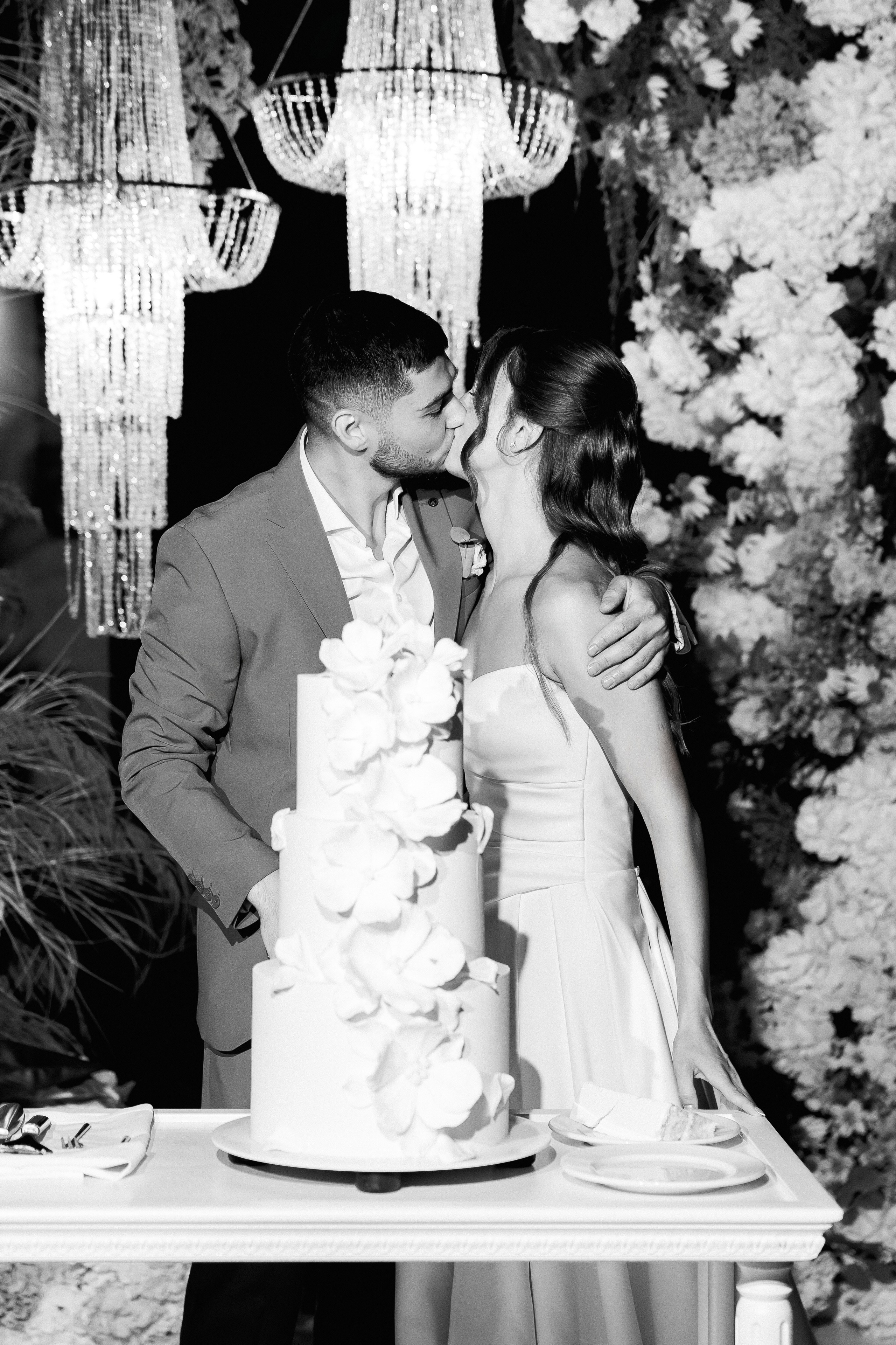 Eugen & Livia — Grand Elysee — Wedding Day. Servicii Foto și Video 067188353