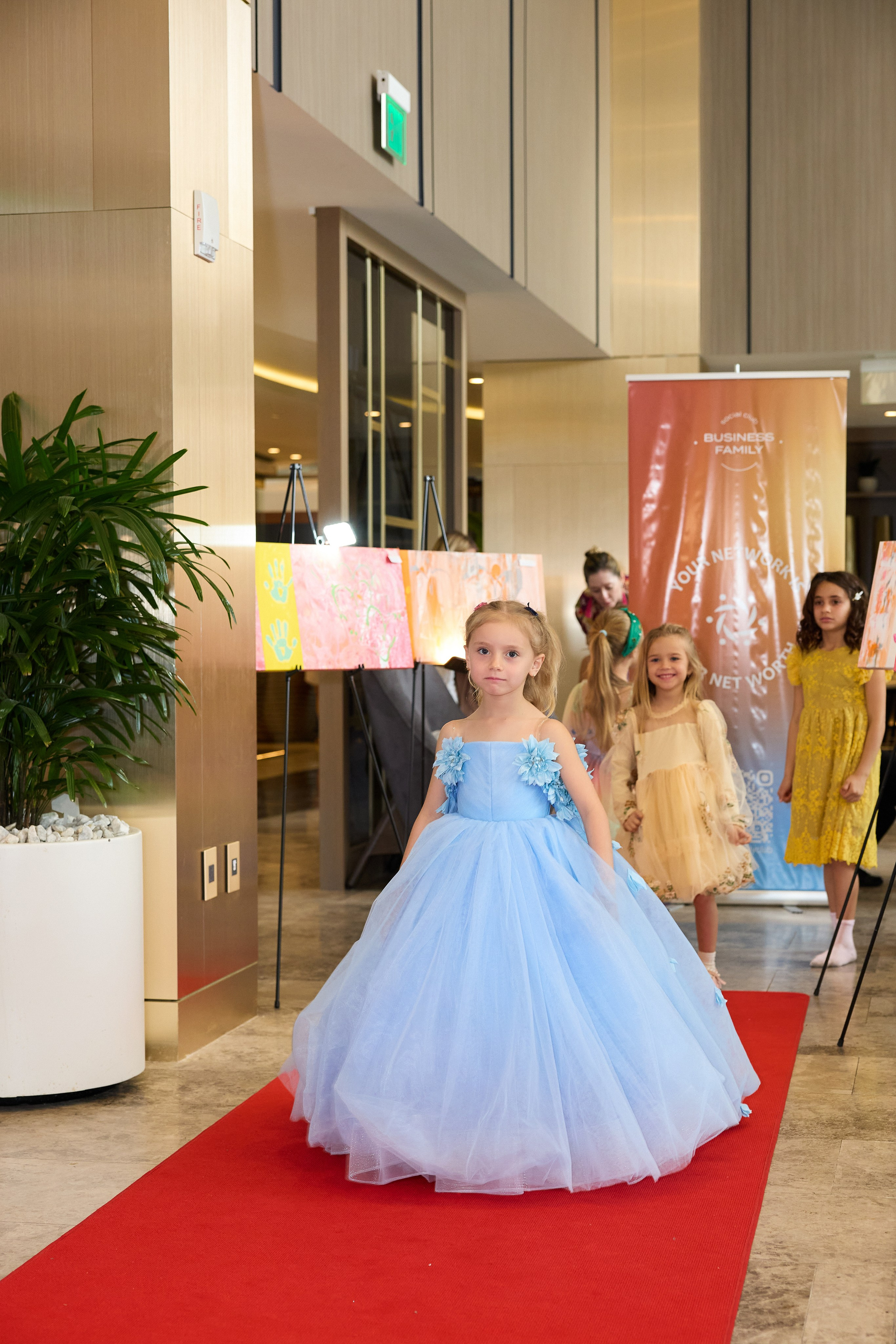 Авторская благотворительная художественная выставка Дианы Бортник. Фотограф Юлия Маковеева