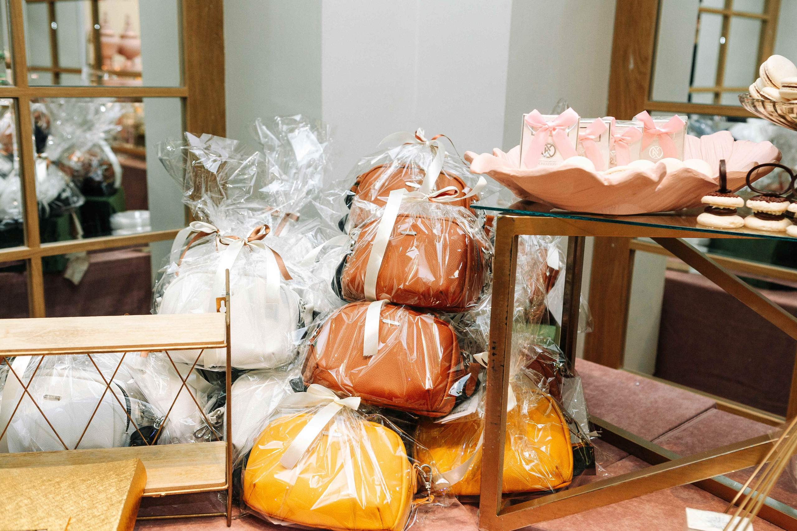 PARTY IN A RESTAURANT WITH THE WHOLE FAMILY. Https://shi-photo.com/