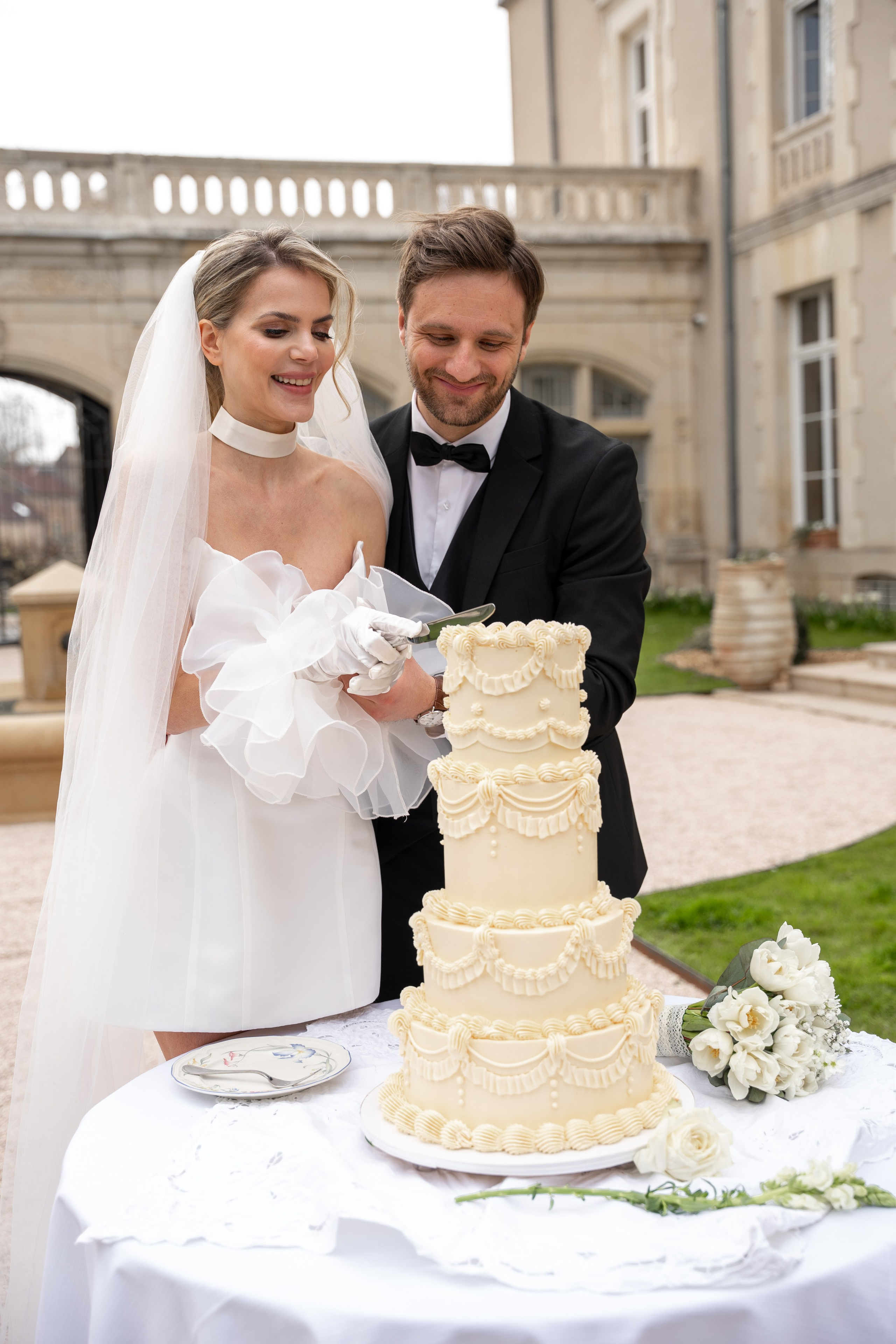 Chateau elopement inspiration. Wedding photographer in Paris Oksana Shum