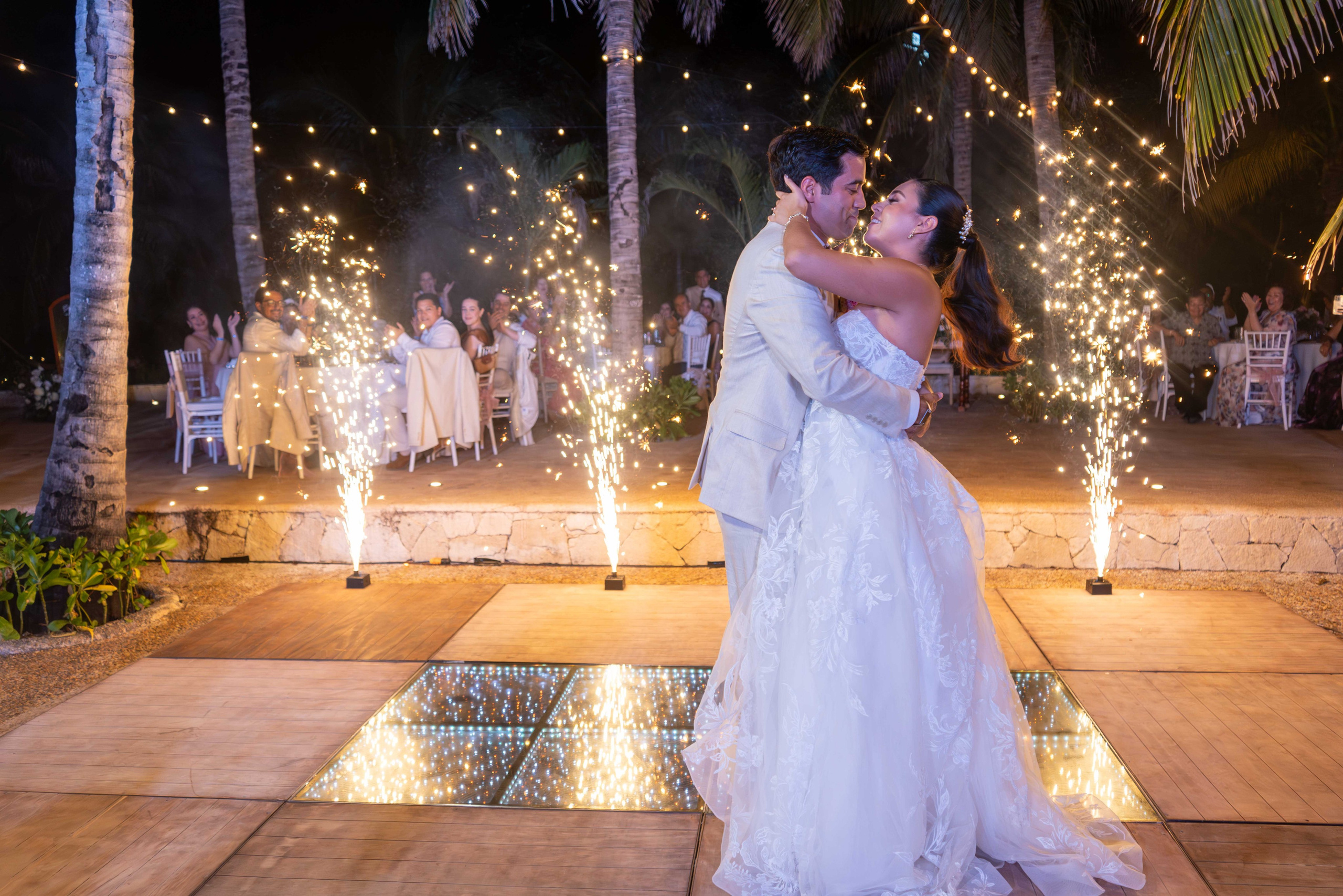 Wedding Photo Cancun. Alfredo Vazquez Wedding Films & Photography | Mexico & Destination Weddings
