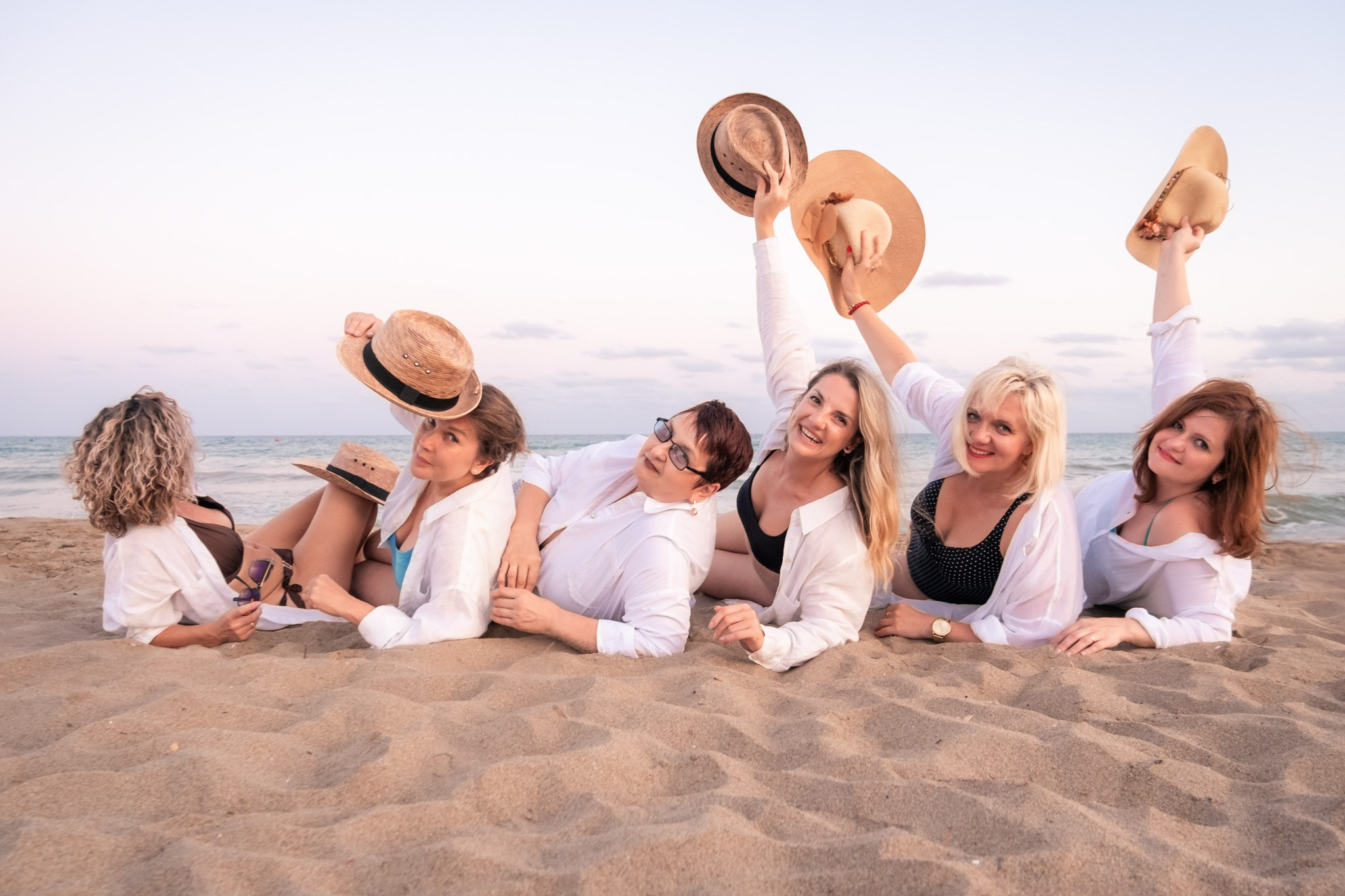 Reencuentro de amigas en la playa al atardecer. Профессиональная фотосъемка в Калафелле — Елена Медведева