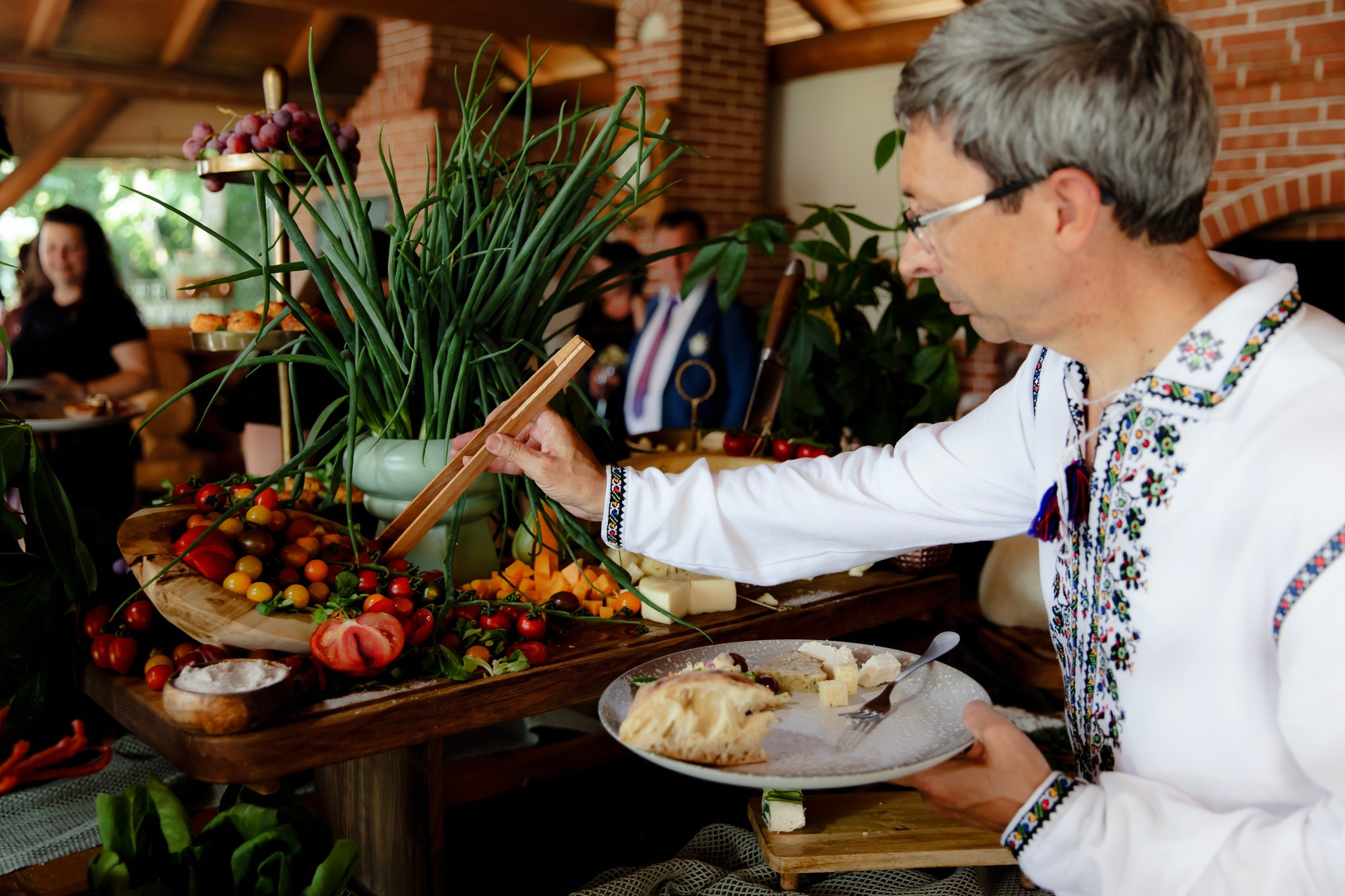 Ioana & Ionuț | Nuntă de poveste la Păstrăvăria Poiana din Mălini județul Suceava. Servicii foto-video profesionale, pentru momente de neuitat