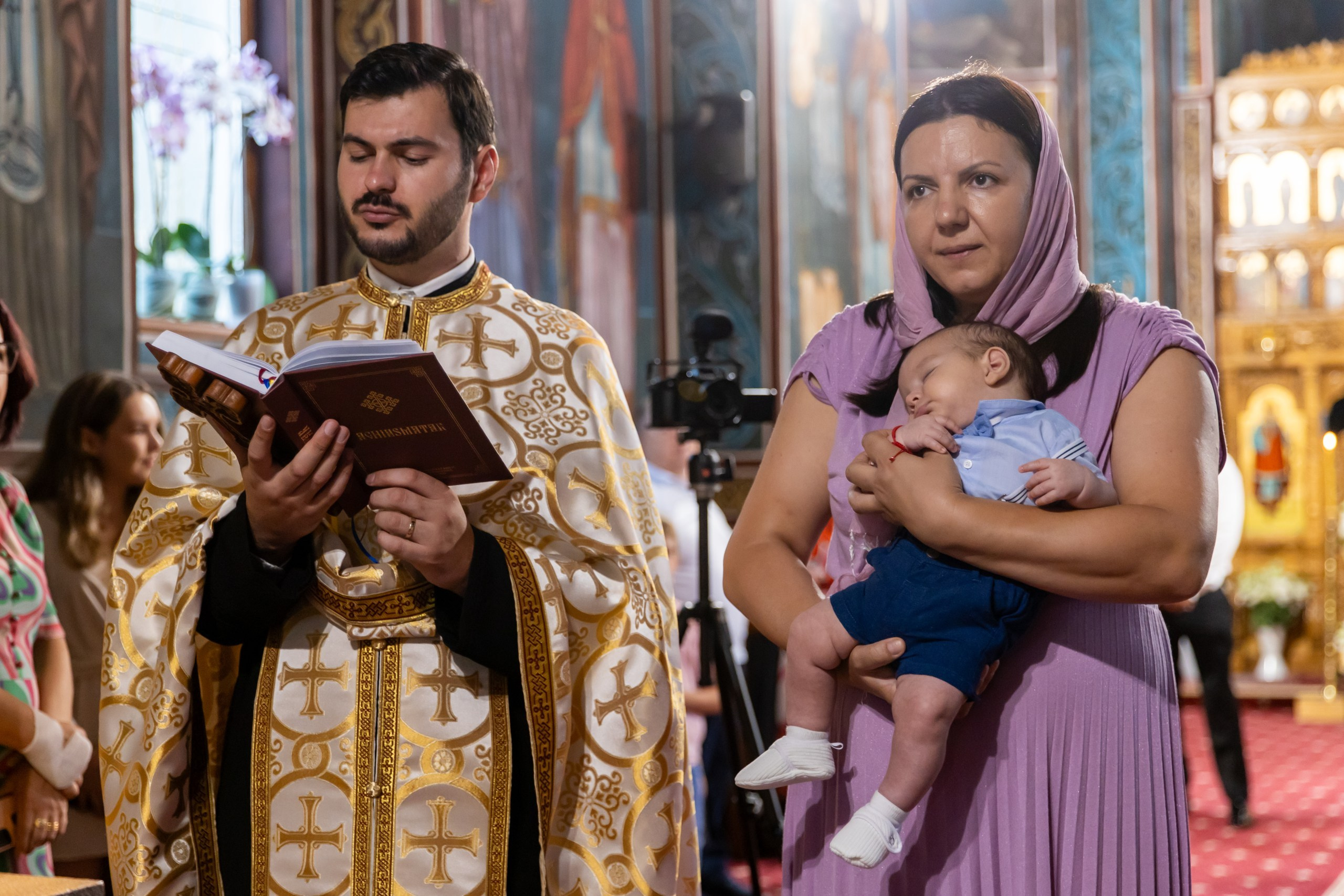 fotograf botez , fotografie botez Botoșani, fotograf Alin Chirilă, amintiri botez, fotografii botez, botez Miruna Parascheva, fotograf copii, fotografie botez în Botoșani-alt="botez , fotografie botez Alin Chirilă, amintiri botez, fotografii emoționante botez Botoșani"-- fotografii-botez-bebelus- amintiri-botez-micuț- moment-sfânt-crestinare- fotografie-emotionanta-botez- detalii-botez-bebelusi- parinti-fericiti-la-botez- fotograf-botez-profesionist- botez-in-biserica-ortodoxa- micuț-botezat-cu-emoție- zâmbete-și-lacrimi-la-botez- bebeluș-la-cristelniță- decor-botez-colorat- botez-cu-dragoste-și-credință- emotie-pura-la-botez- fotograf-botez-botosani- botez-iasi-suceava-fotograf- amintiri-nepretuite-botez-- Preotul ținându-l pe micuțul Mathias Gabriel la botez, în biserica Înălțarea Domnului, Copălău  - Detalii de la botezul lui Mathias – lumânare, trusou și icoană  - Familia lui Mathias Gabriel alături de micuț, în ziua botezului  - Portret emoționant cu mama și bebelușul în brațe, în biserică,fotograf profesionist evenimente Botoșani, Iași, Suceava, Fălticeni, Bacău, Pașcani, Roman - AlinoFotoStudio by Alin Chirilă - servicii foto nuntă, botez, cununie, ședințe foto creative, albume personalizate, fotografii emoționante și calitative pentru cele mai importante momente din viață,fotograf nuntă Botoșani Alin Chirilă,  ședință foto botez Iași - AlinoFotoStudio,  servicii fotograf profesionist evenimente Suceava,  fotograf cununie civilă Fălticeni - Alin Chirilă,  album foto nuntă personalizat Bacău.“Bebeluș botezat în biserică, ținut în brațe de nași”	•	“Detaliu cu lumânarea de botez decorată cu flori albe”	•	“Părinți emoționați alături de copilul lor la ceremonia de botez”	•	“Masa festivă de botez cu decor tematic și tort personalizat”	•	“Momentul în care preotul toarnă apă sfințită pe fruntea bebelușului”	“Bebeluș în rochie albă de botez, zâmbind în brațele mamei”	•	“Detaliu cu cruciulița de botez așezată pe o pernă de satin”	•	“Părinți și nași aprinzând lumânările în timpul ceremoniei de botez”	•	“Tort de botez decorat cu figurine tematice și numele copilului”	•	“Copil botezat dormind liniștit în pătuțul decorat festiv”	•	“Momentul în care preotul binecuvântează copilul în fața altarului”	•	“Invitați adunându-se în jurul mesei festive la petrecerea de botez”	•	“Bebeluș ținând în mână o jucărie personalizată primită la botez”	•	“Familie fericită pozând împreună după ceremonia de botez”	•	“Decor tematic cu baloane și flori la locația petrecerii de botez” fotograf Botoșani fotograf evenimente fotograf botez Alin Chirila fotograf alinofotostudio.fotograf botez Amelis Maria, fotografie botez Botoșani, fotograf Alin Chirilă, amintiri botez, fotografii botez, botez Amelis Maria, fotograf copii, fotografie botez în Botoșani,