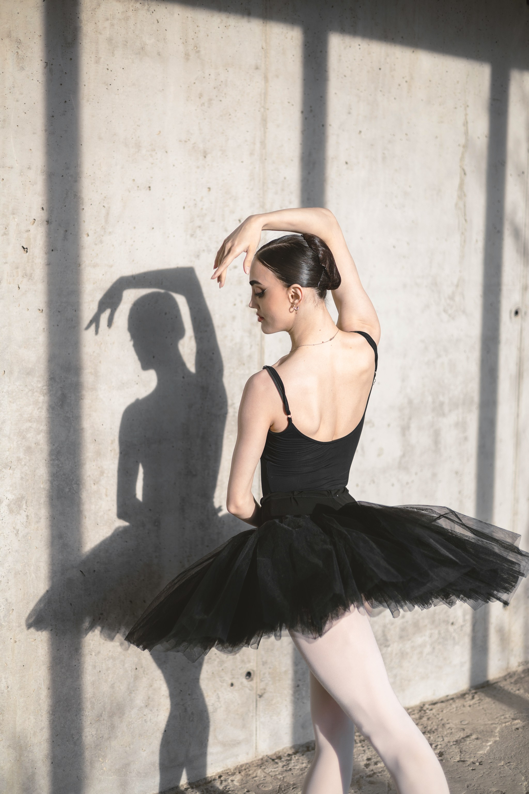 portrait danseuse robe noire tutu lumière naturelle loft photographe Loire-Atlantique Ani Torosyan