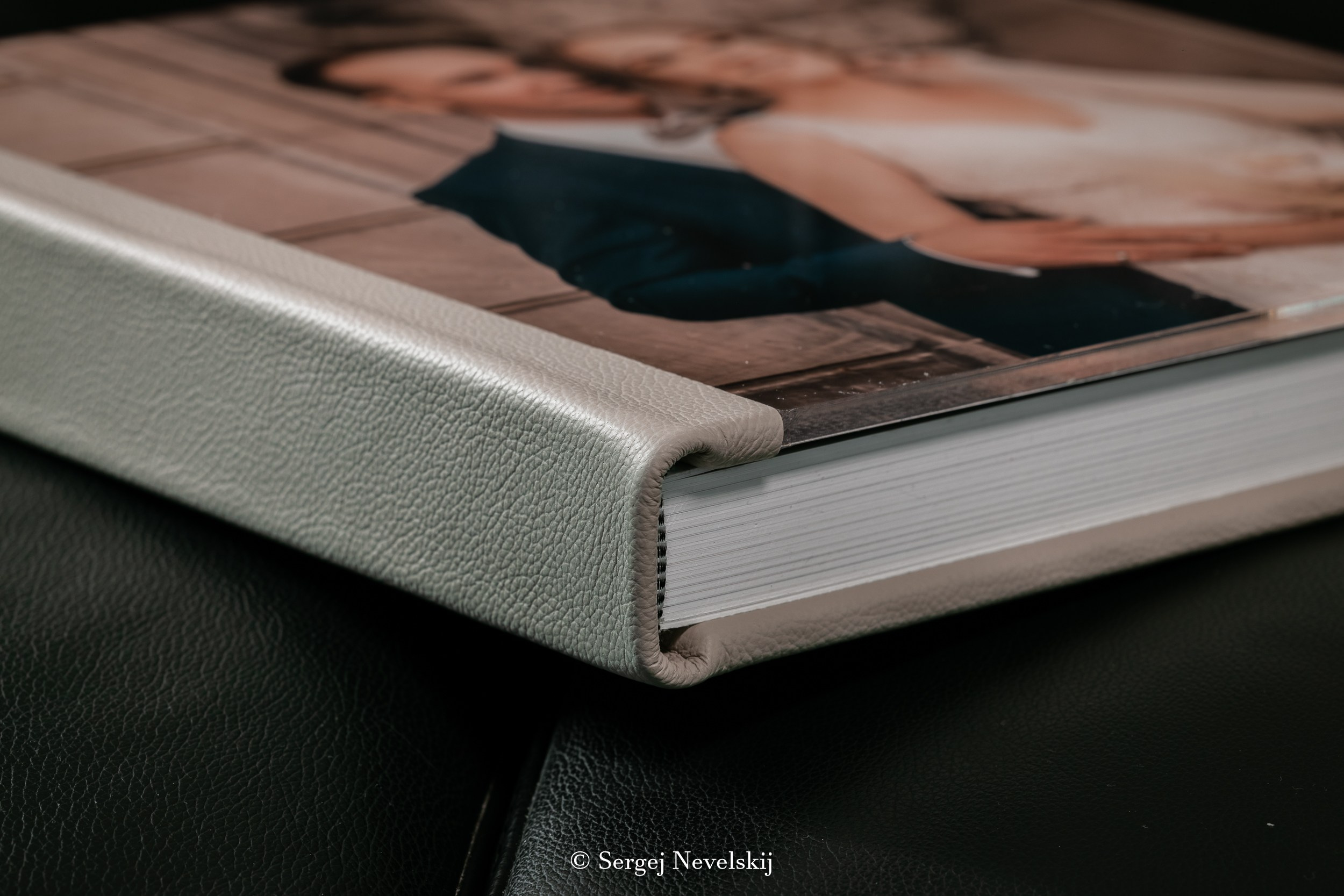 Premium-Fotoalbum mit Einband aus hellbeigem Naturleder und transparenter Acrylglas-Deckplatte, Layflat-Bindung mit Metallspirale. Ideales Hochzeits- oder Familienalbum der Luxusklasse. Hochwertige Verarbeitung, dicke Seiten mit silbernem Schnitt. Perfekt für exklusive Fotobücher.