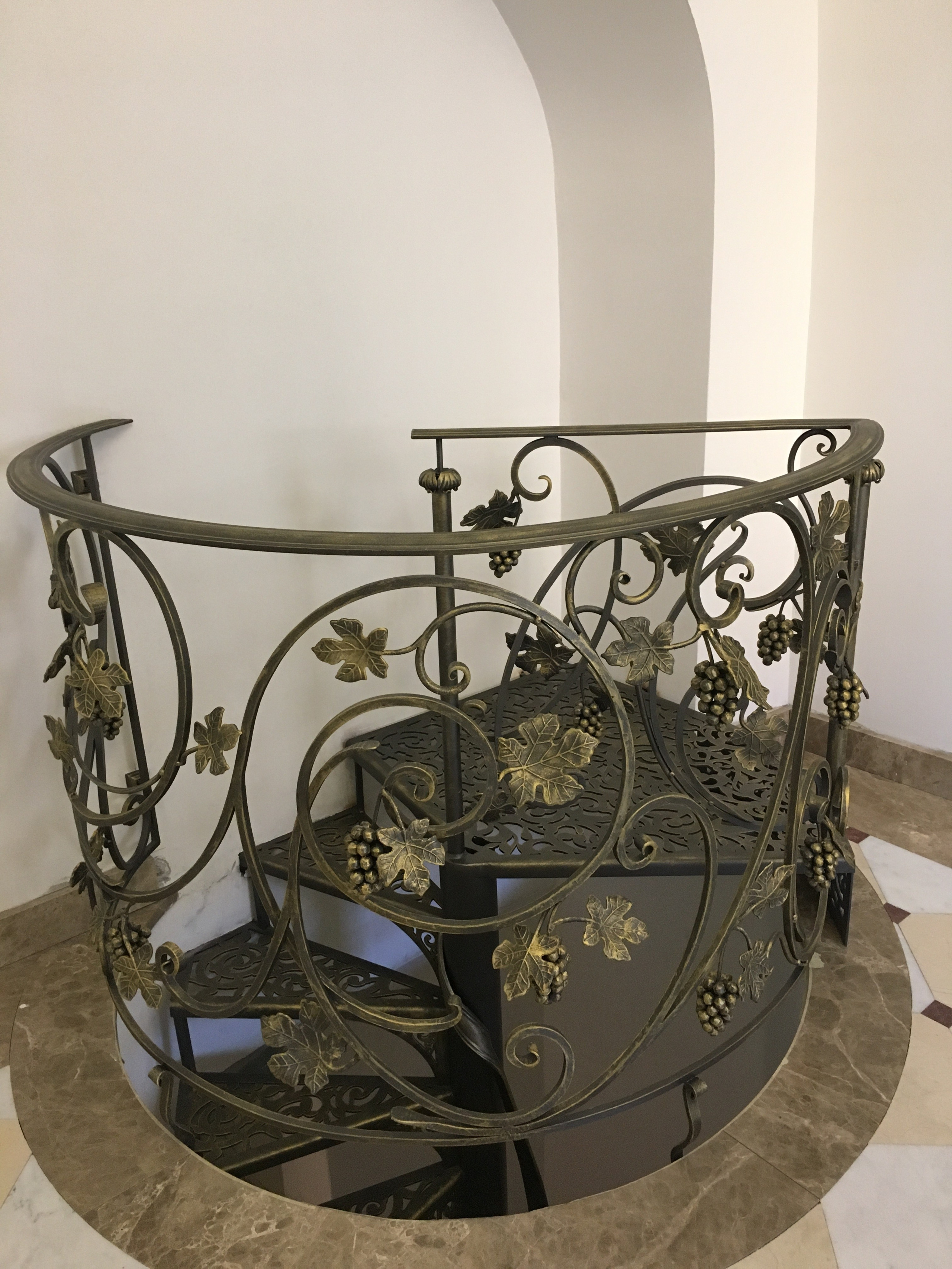 Винтовая лестница в крипту. Скульптор кузнец Мария Тарлецкая