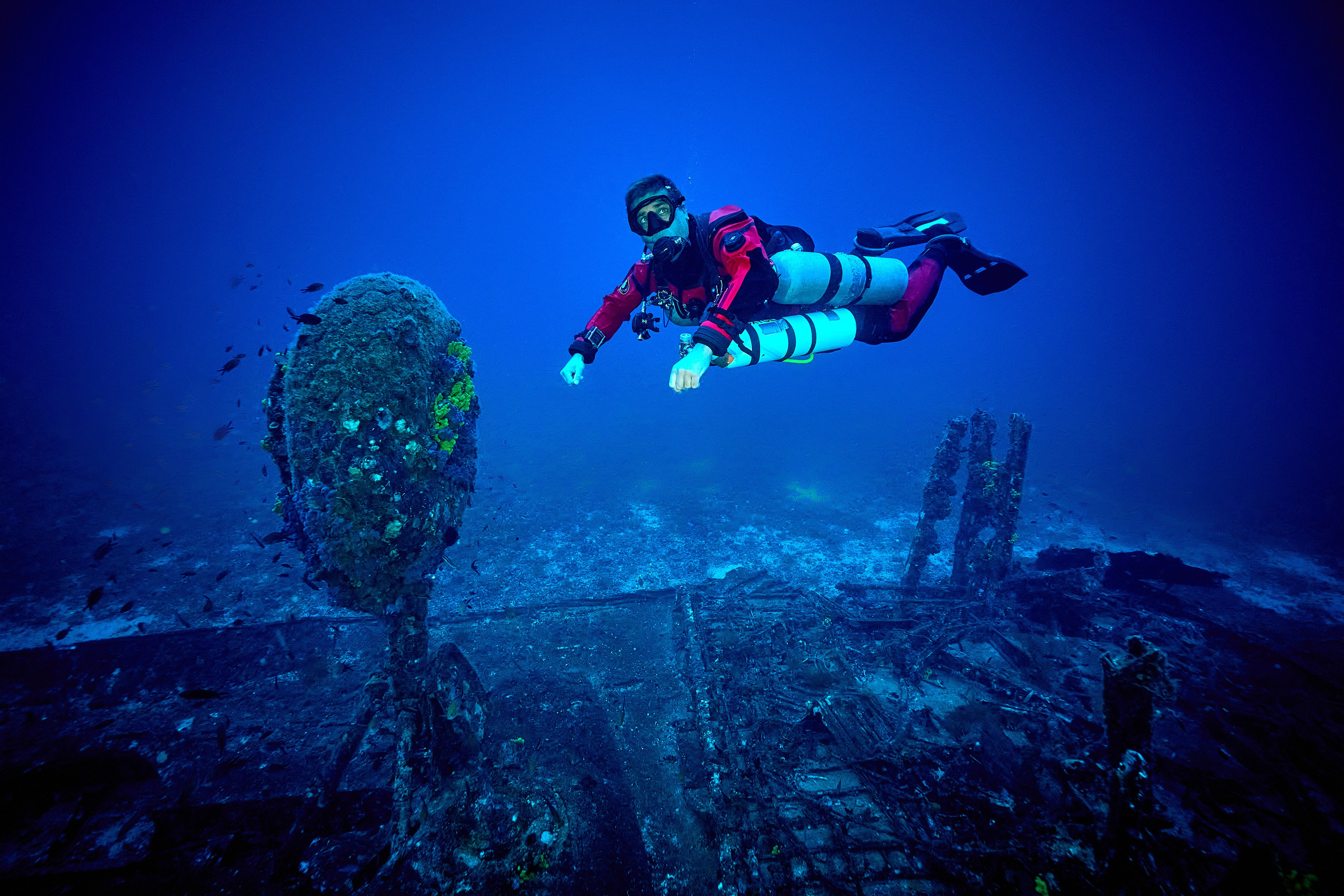 Fotograf podwodny Andriej Szypilow. Wrak samolotu B-24 Liberator „Tulsamerican” spoczywa na dnie Adriatyku w pobliżu wysepki Veli Paržanj, położonej na południowy wschód od wyspy Vis. Samolot był ostatnim egzemplarzem wyprodukowanym w fabryce Douglas w Tulsie w stanie Oklahoma, a za jego powstanie zapłacili pracownicy fabryki i okoliczni mieszkańcy, nadając mu przezwisko „Tulsamerican” (ten egzemplarz - między innymi - zrzucał zaopatrzenie dla Powstania Warszawskiego).