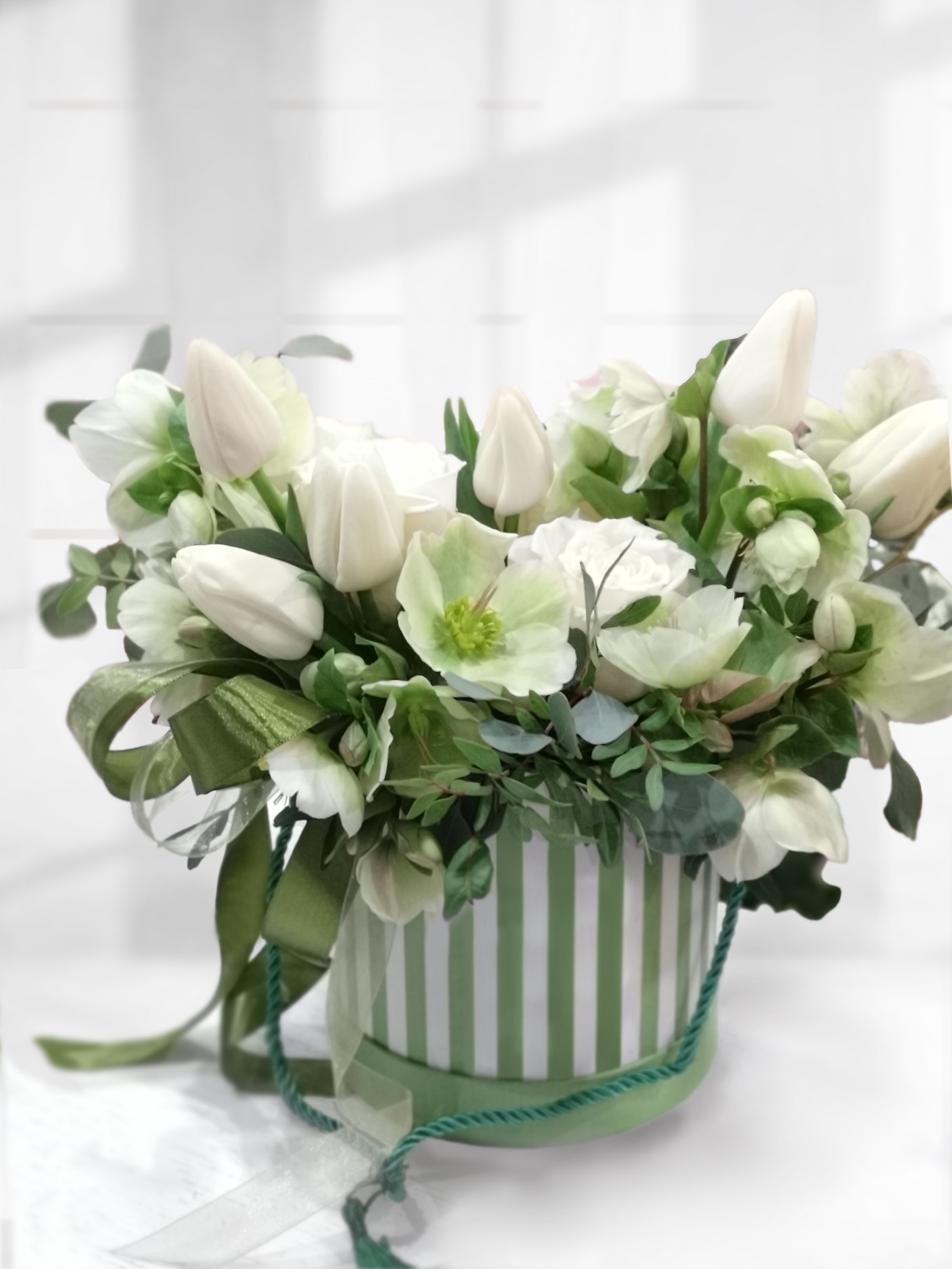 Ziedu pušķi kastē. Event design, decoration, floristry, gift, Irina Novika, Riga, Latvia