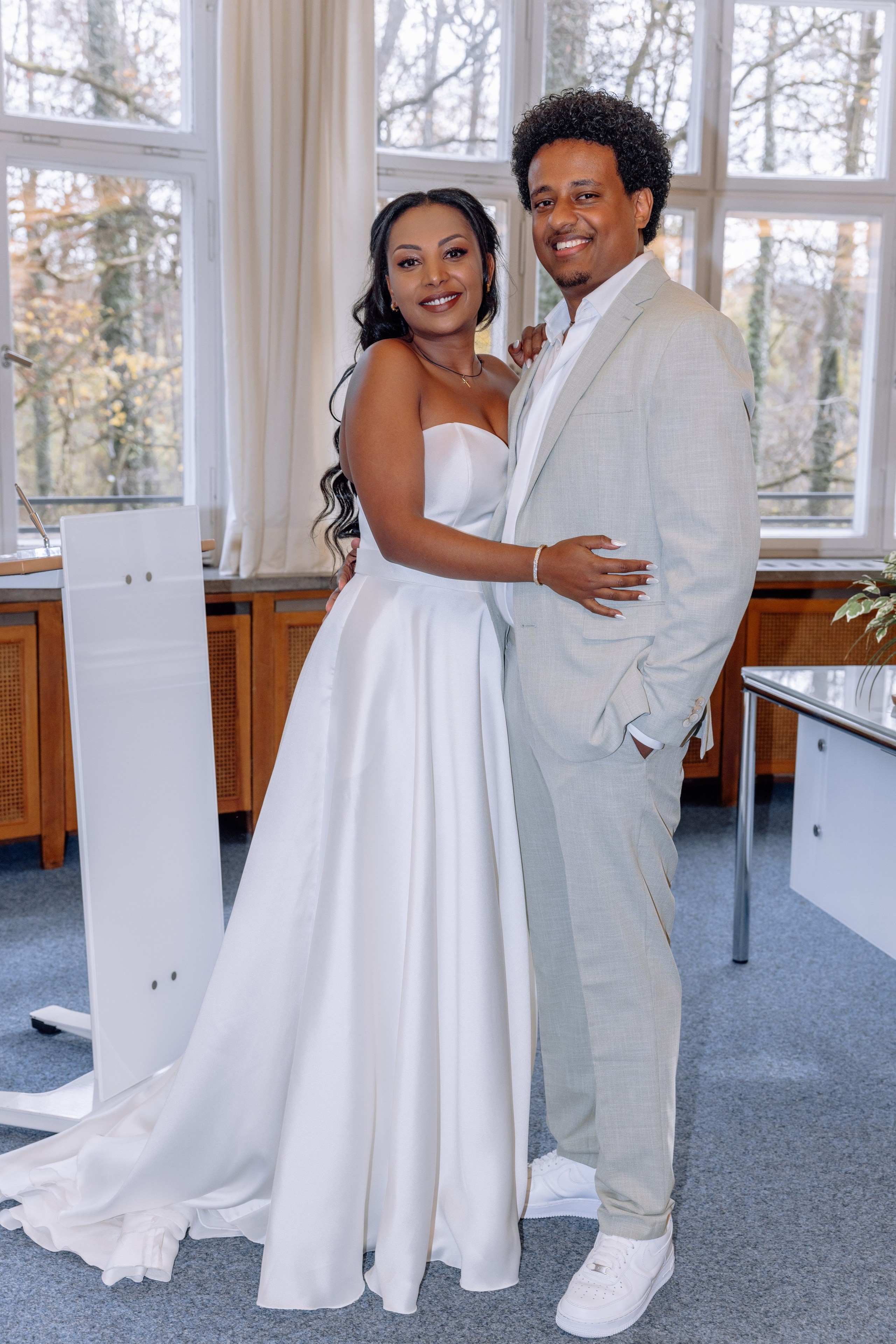 Braut umarmt Bräutigam – natürliche Intimität und Nähe nach Trauung Mandlstraße 14