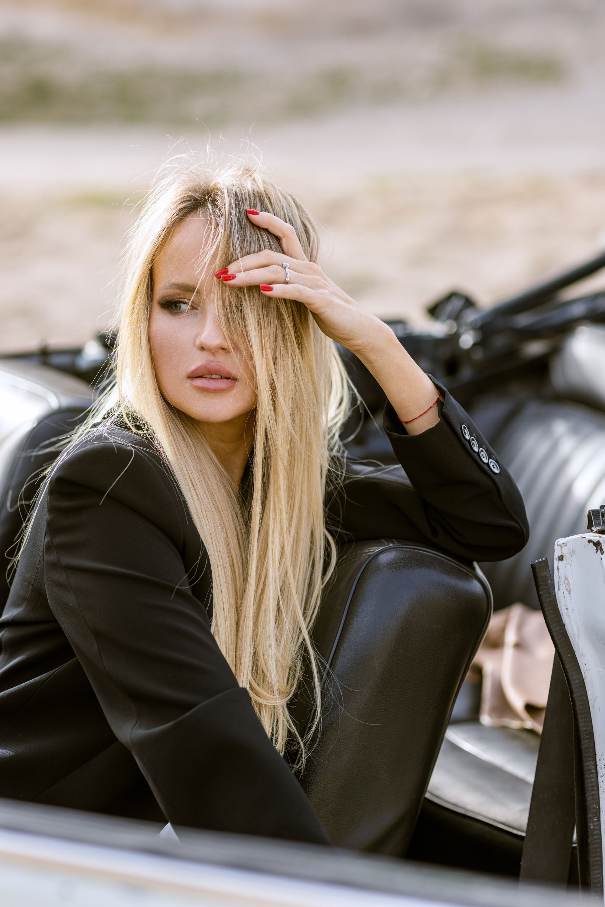 Couple’s Photoshoot with a Retro Convertible. Julia Ganch I Fashion Wedding Photography I Cappadocia Turkey
