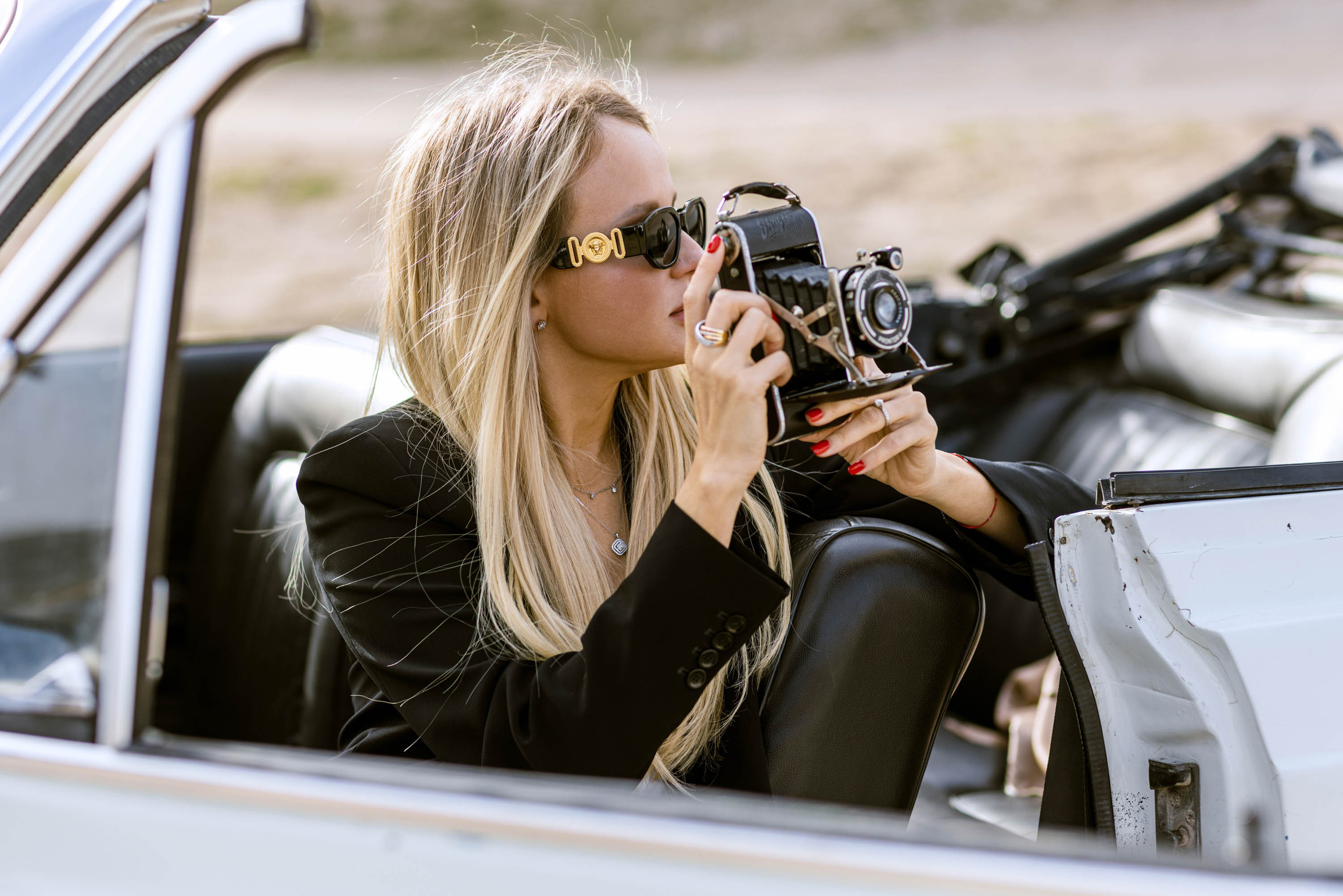 Couple’s Photoshoot with a Retro Convertible. Julia Ganch I Fashion Wedding Photography I Cappadocia Turkey