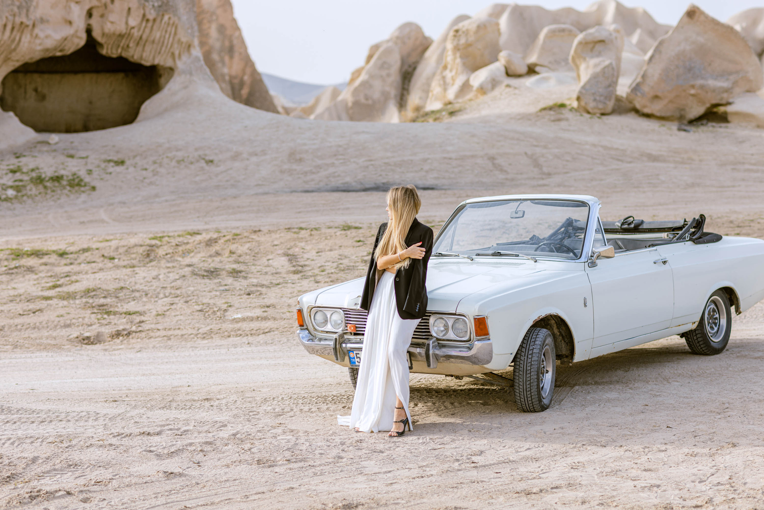 Couple’s Photoshoot with a Retro Convertible. Julia Ganch I Fashion Wedding Photography I Cappadocia Turkey