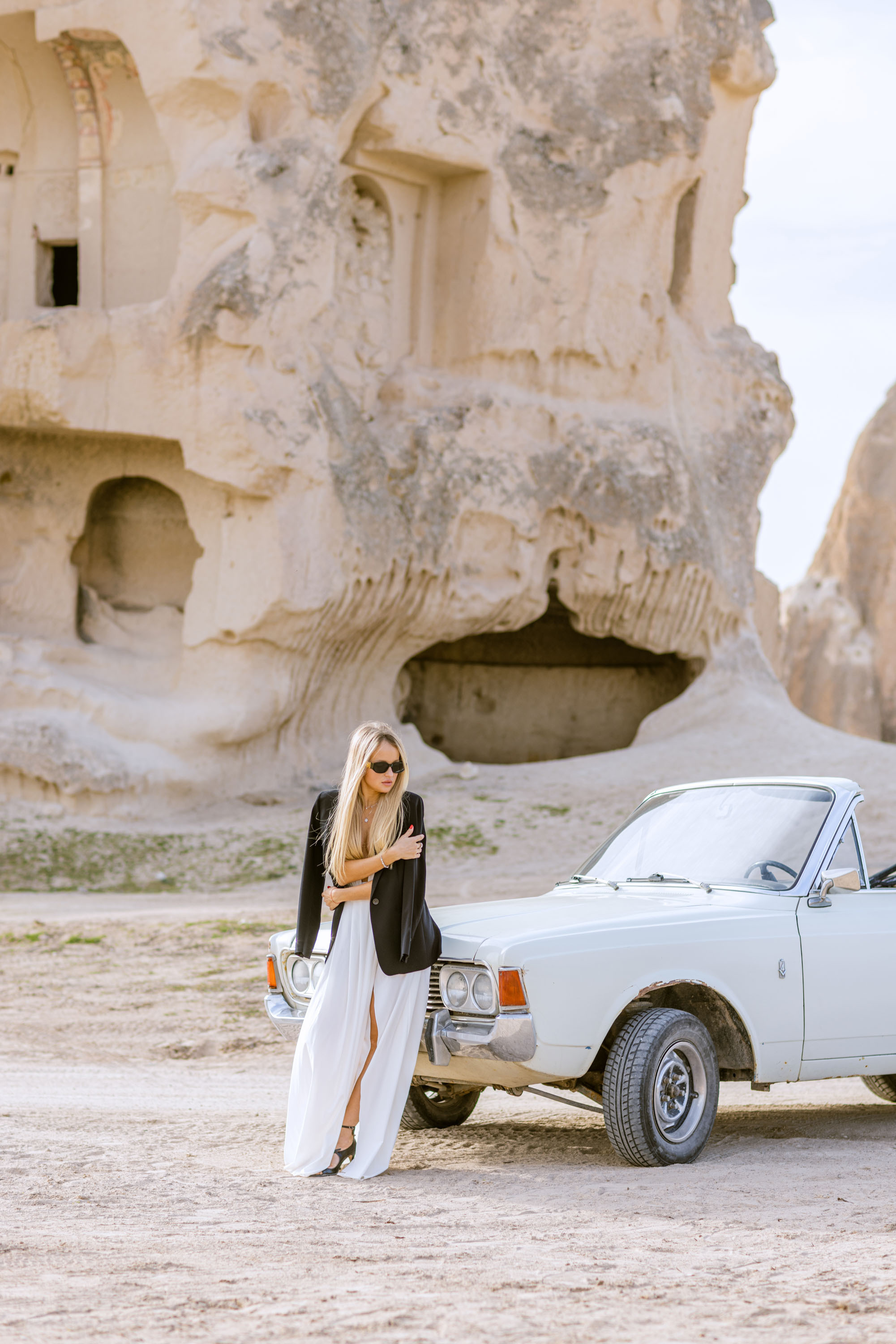 Couple’s Photoshoot with a Retro Convertible. Julia Ganch I Fashion Wedding Photography I Cappadocia Turkey