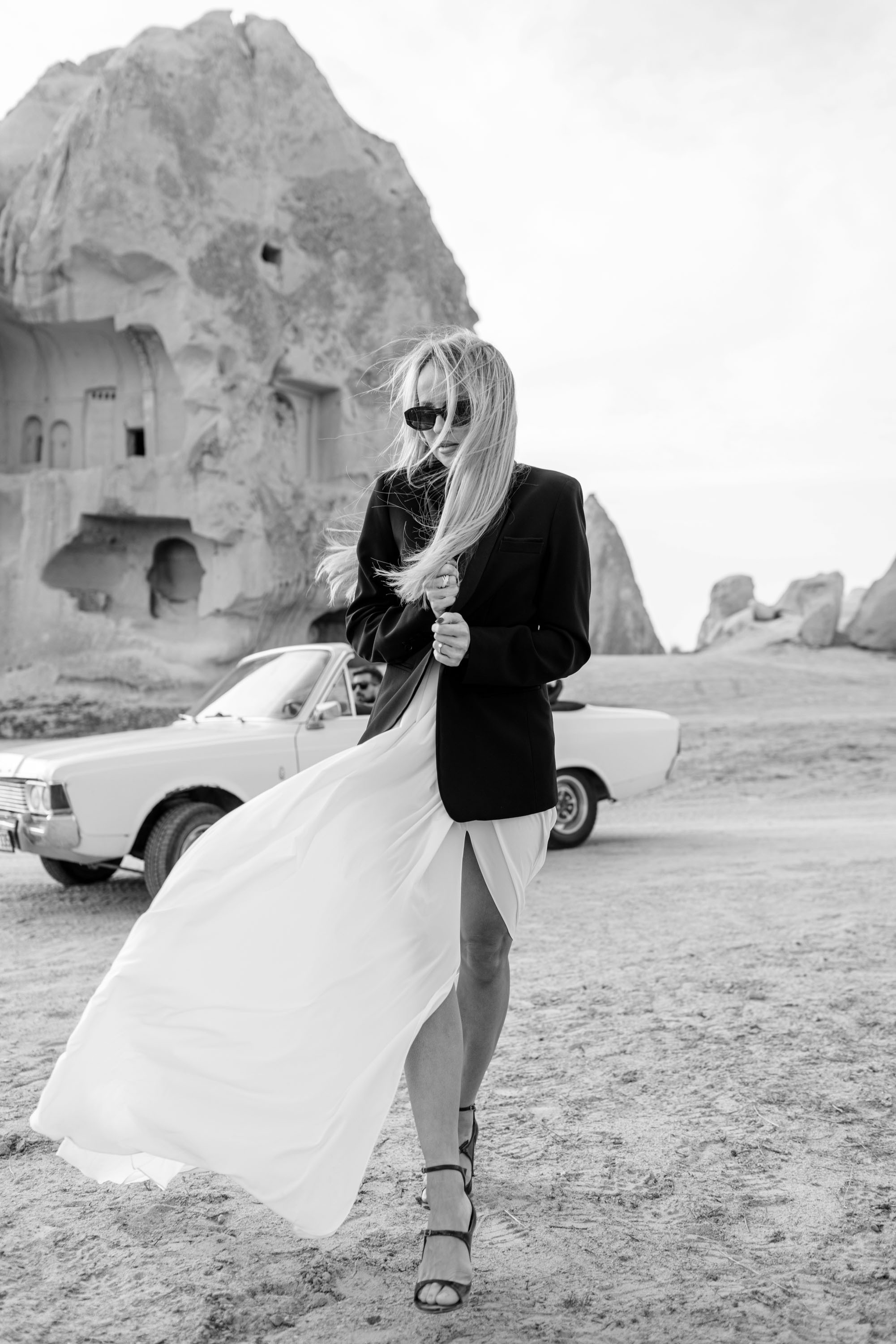 Couple’s Photoshoot with a Retro Convertible. Julia Ganch I Fashion Wedding Photography I Cappadocia Turkey