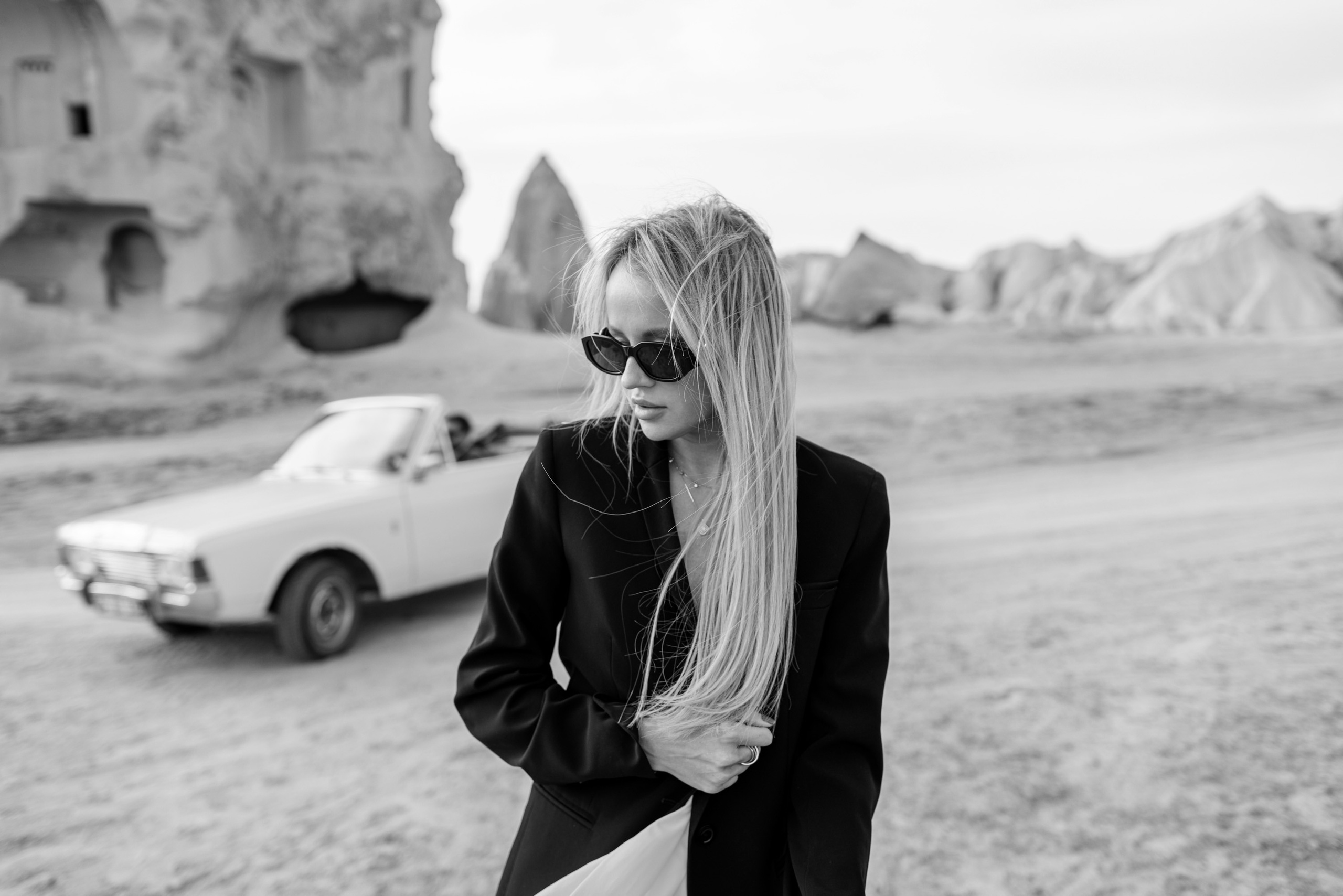 Couple’s Photoshoot with a Retro Convertible. Julia Ganch I Fashion Wedding Photography I Cappadocia Turkey