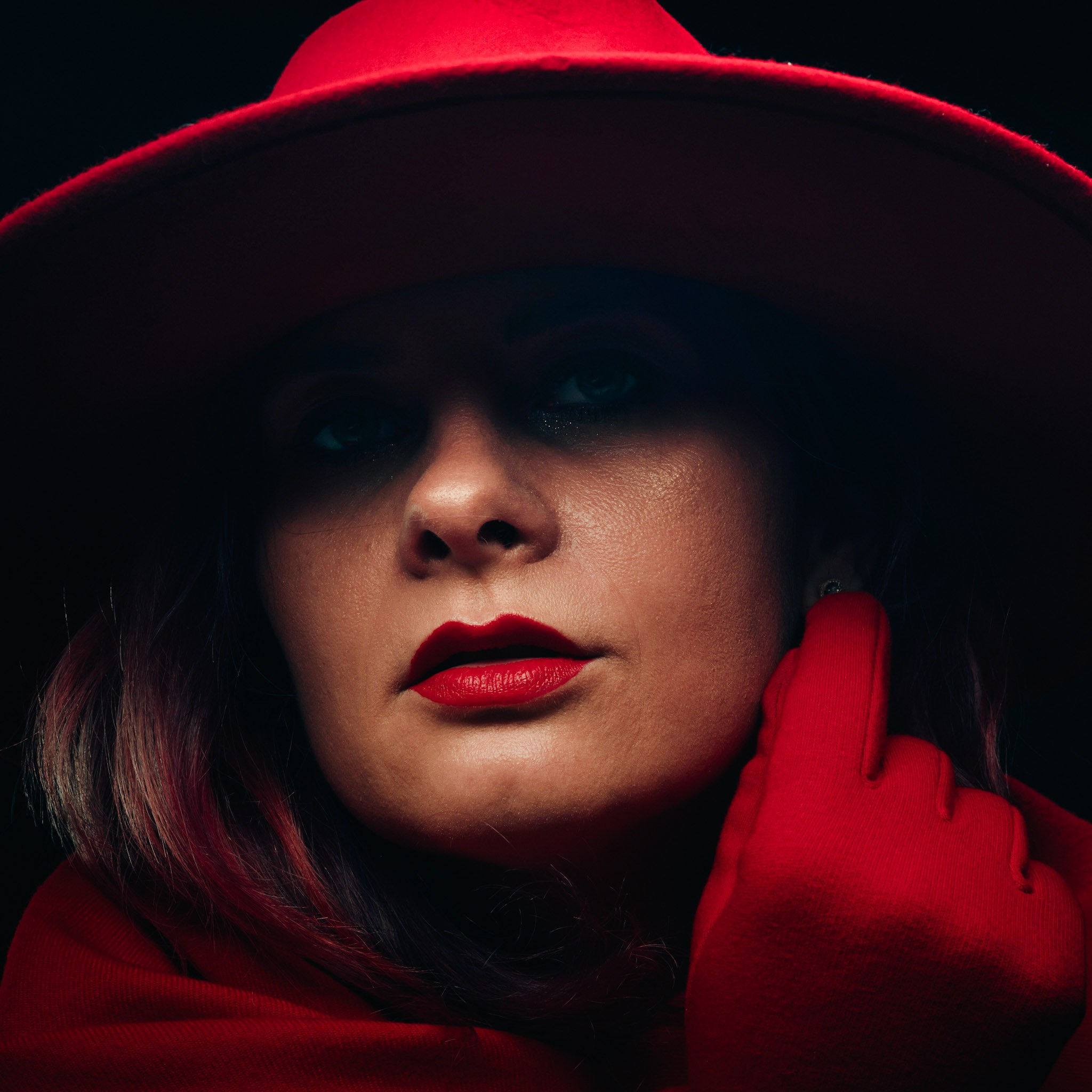 Studio foto profesional în București, specializat în portrete, beauty, fashion și fotografie de produs. Lumini de calitate. – Mitroi Iulian