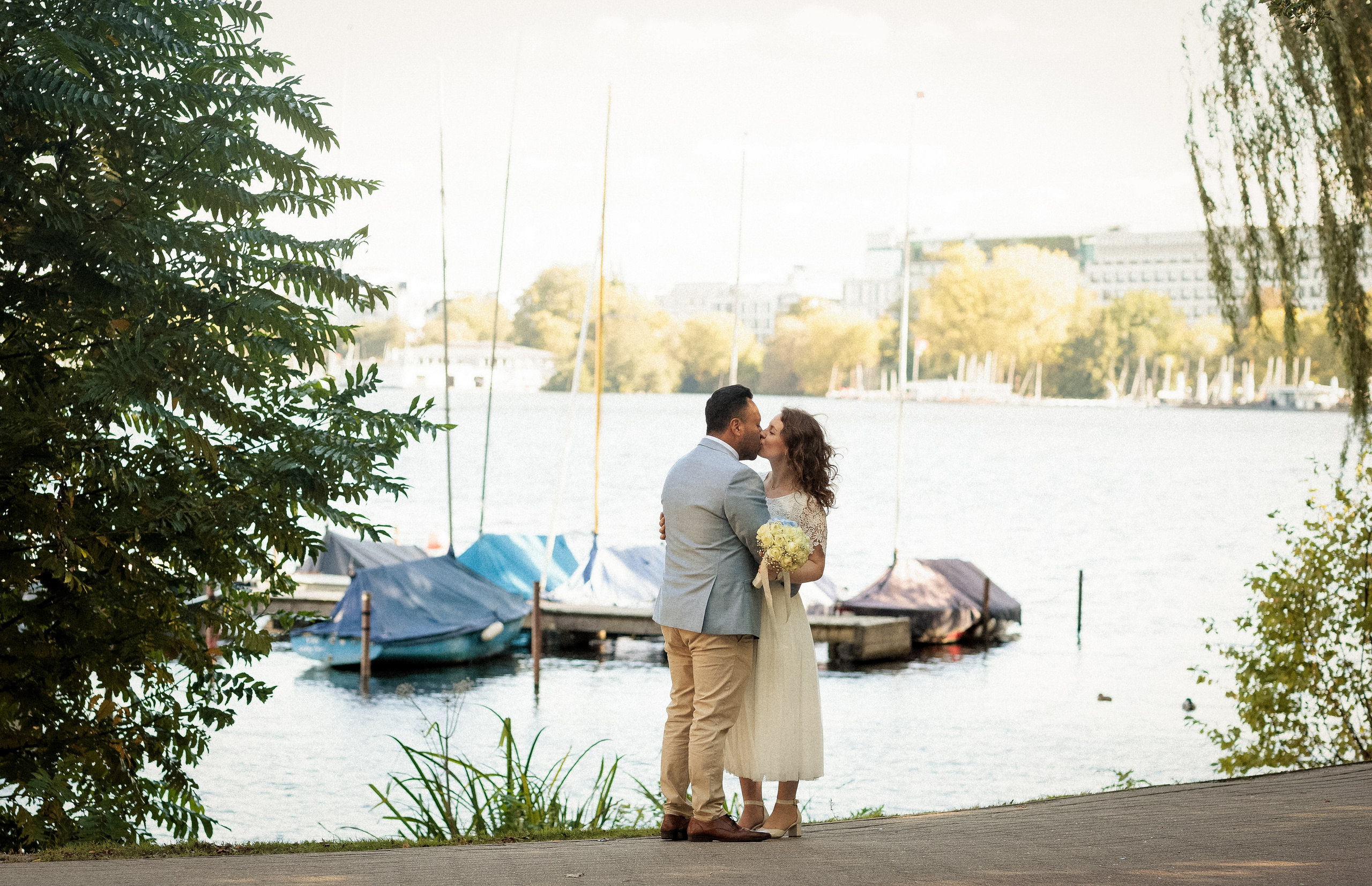 Traumhochzeit im Bobby Reich | Moderne Liebe am Hamburger Alsterufer. Hochzeitsfotograf und Hochzeitsvideograf aus Hamburg | Roka21Film