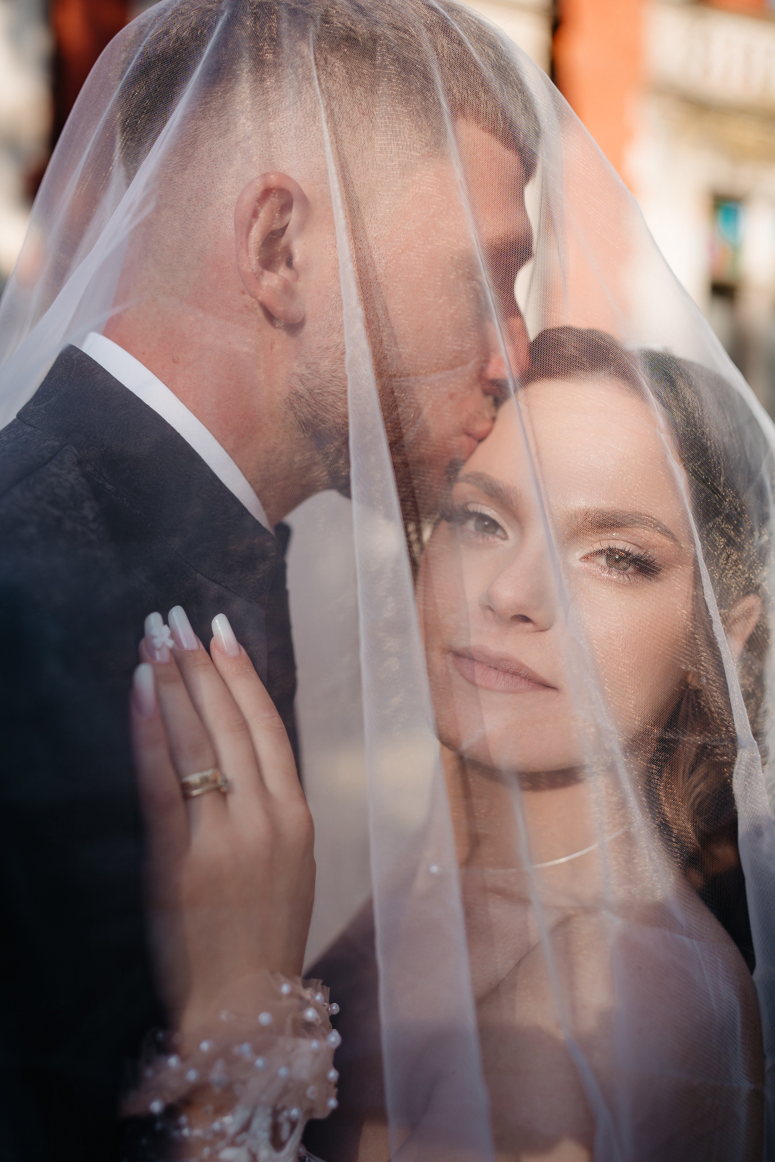 Portret romantic cu mirii pe scările de la Castelul Ghika