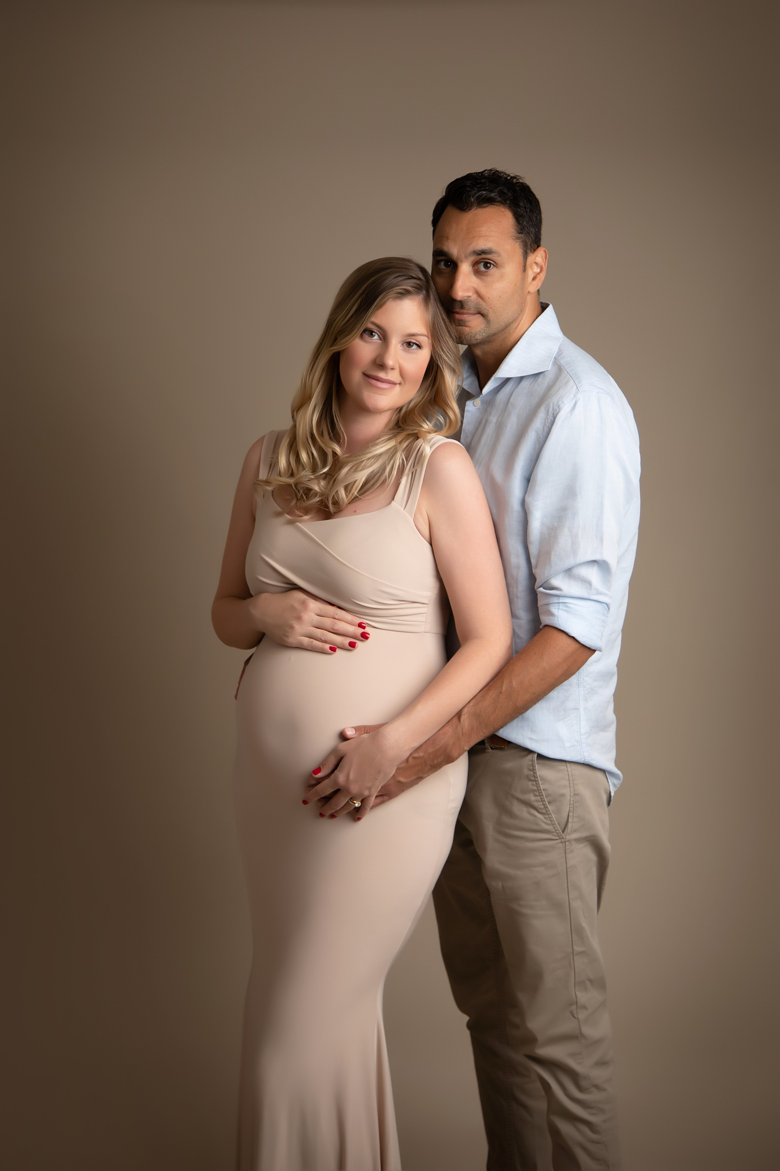 Vår stiliga fotossession för graviditet fångar din skönhet och glädje med eleganta klänningar tillgängliga för uthyrning.