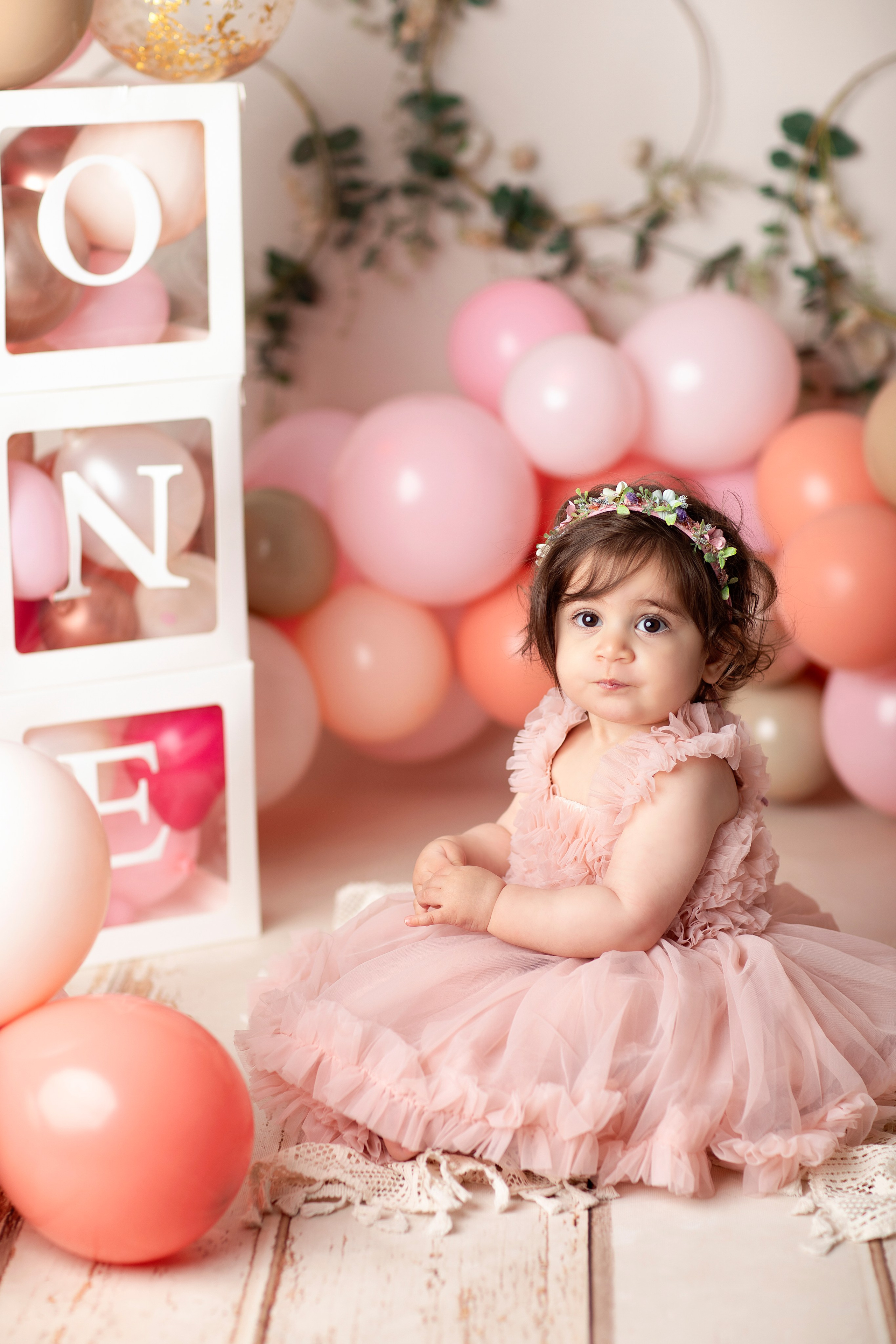 Vår fotostudio erbjuder en festlig fotosession för ditt barns första födelsedag, fylld med glädje och skratt.