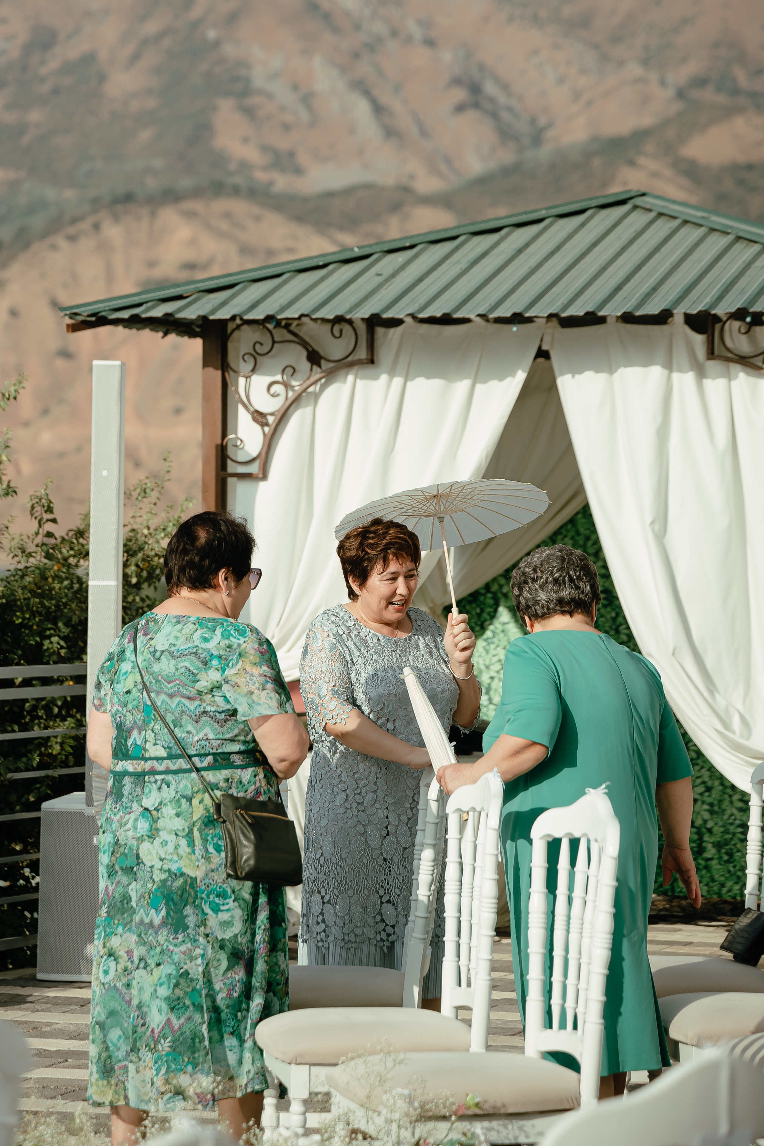 Thomas & Suyumbika. Главная