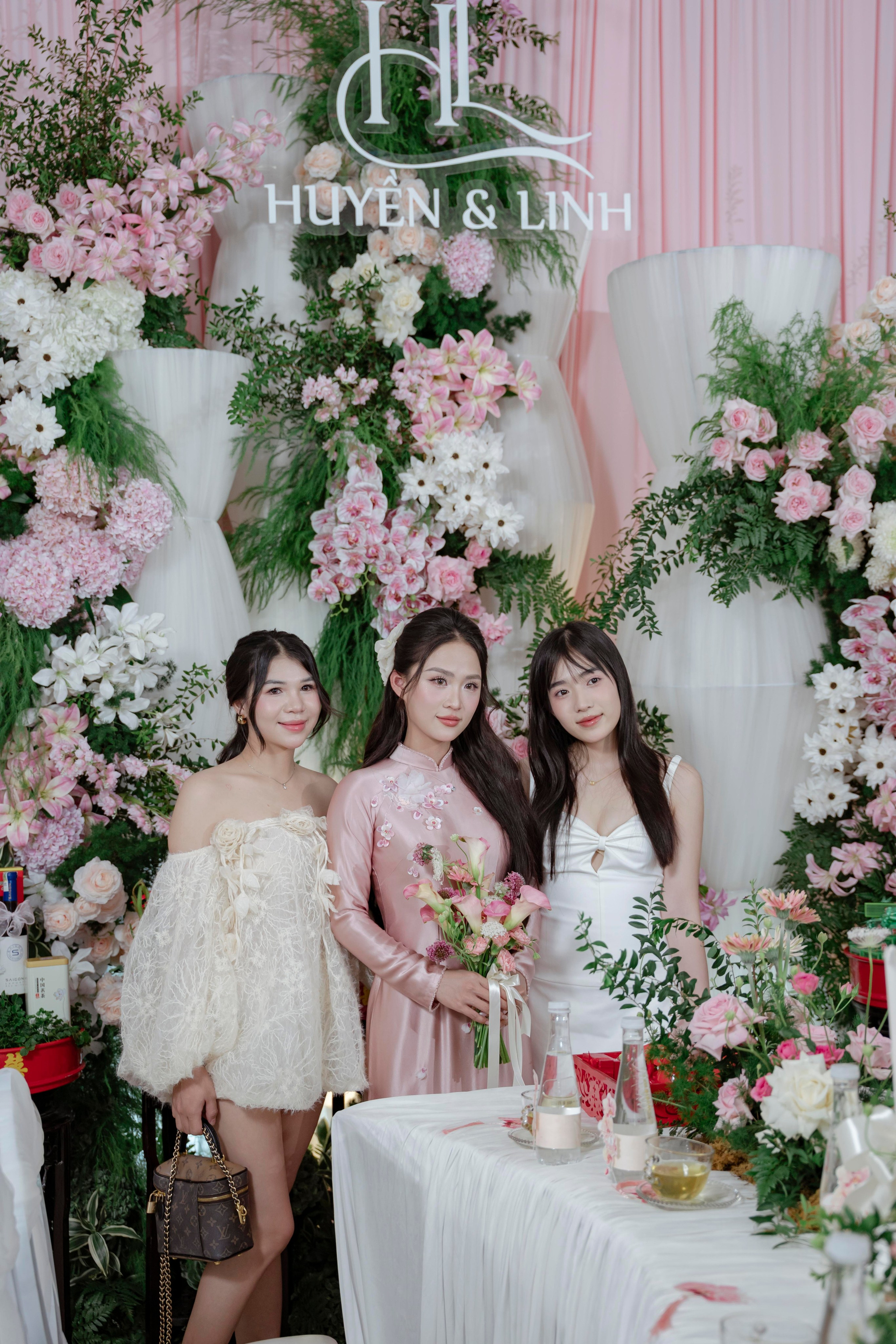 LINH & HUYEN. WEDDING PHOTOGRAPHER IN VIETNAM