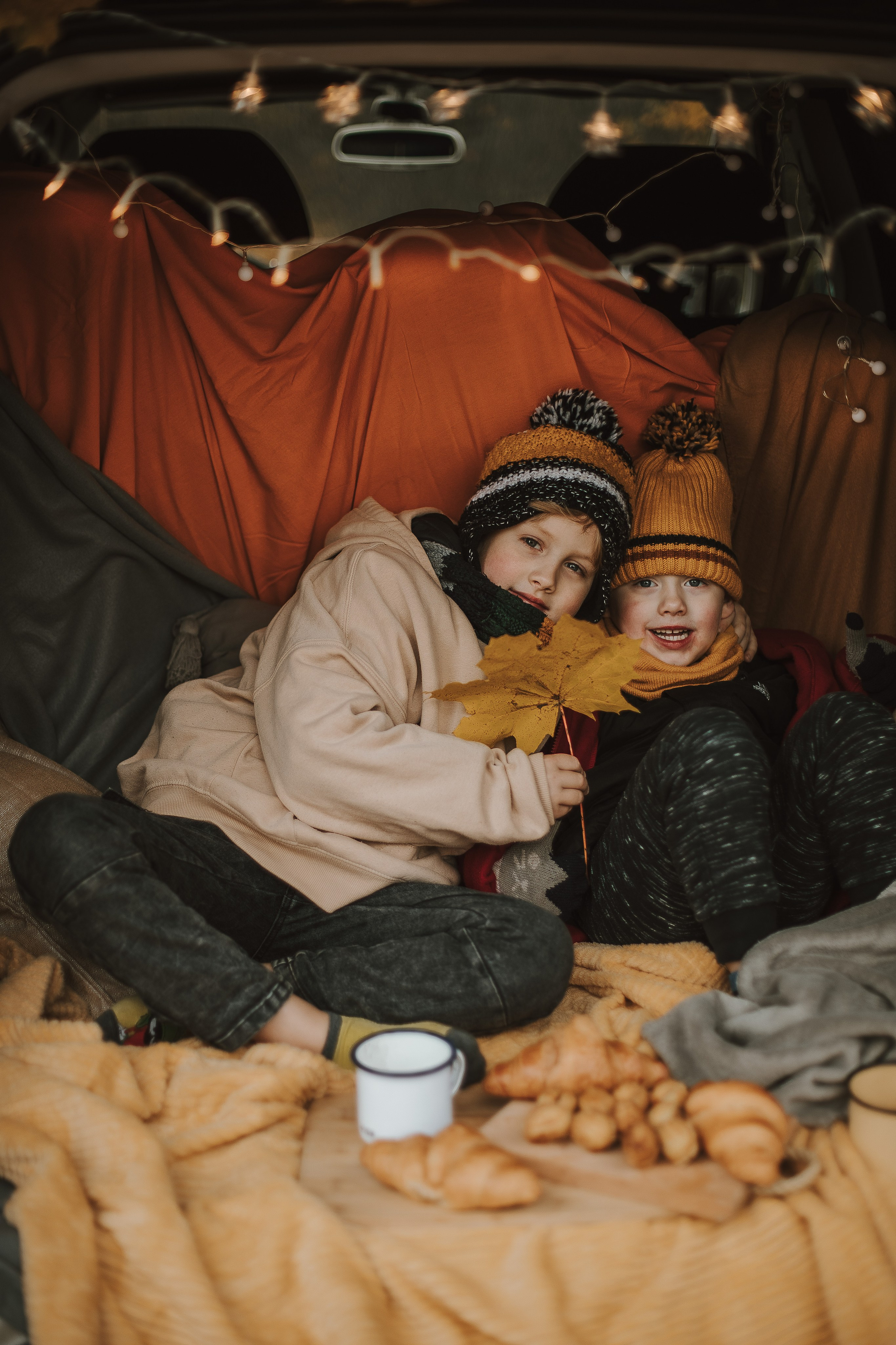 Rudens fotosesija ar mašīnu. Fotogrāfs Rīgā — Katerina Gordik