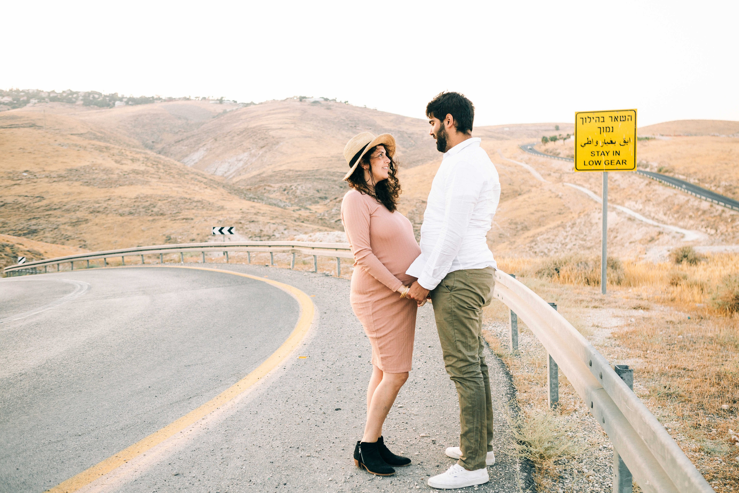 PREGNANT PHOTOSESSION IN THE DESERT. PHOTOGRAPHER IN ISRAEL