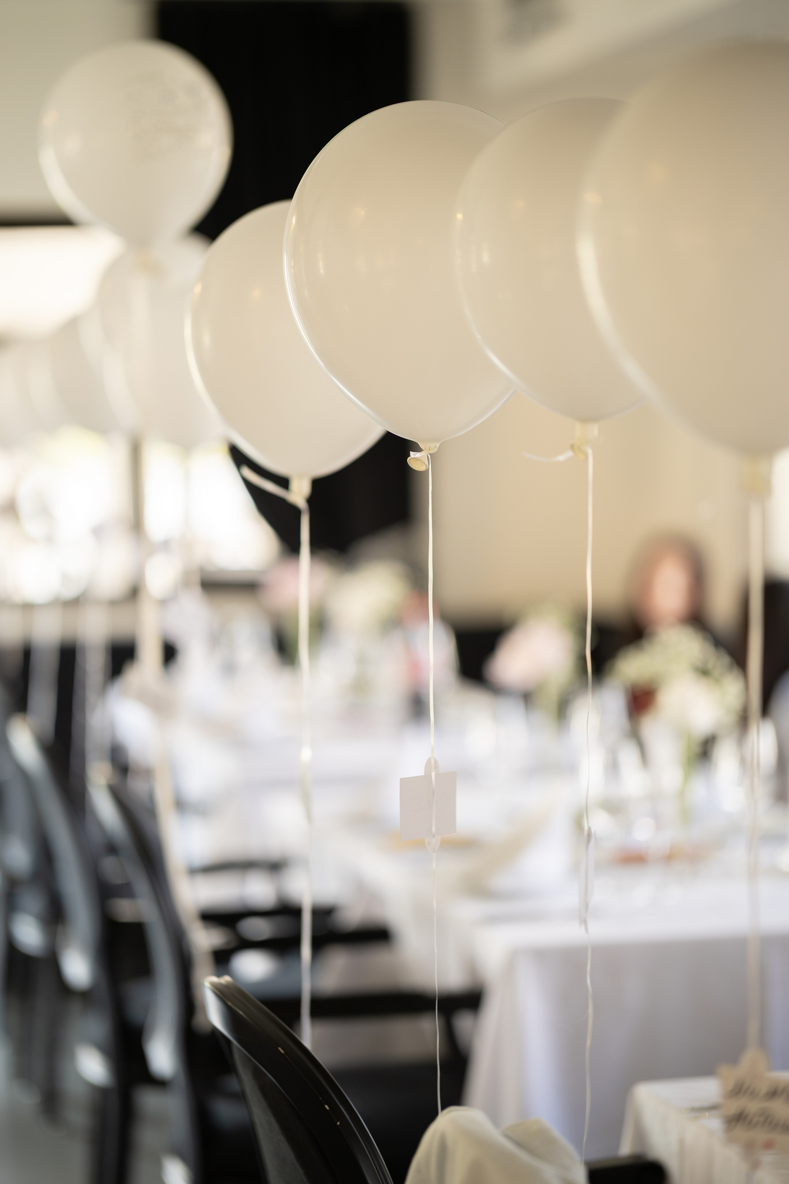Hochzeitfotografie in Nürnberg - Detailfoto - Luftballons am Hochzeitstisch 
