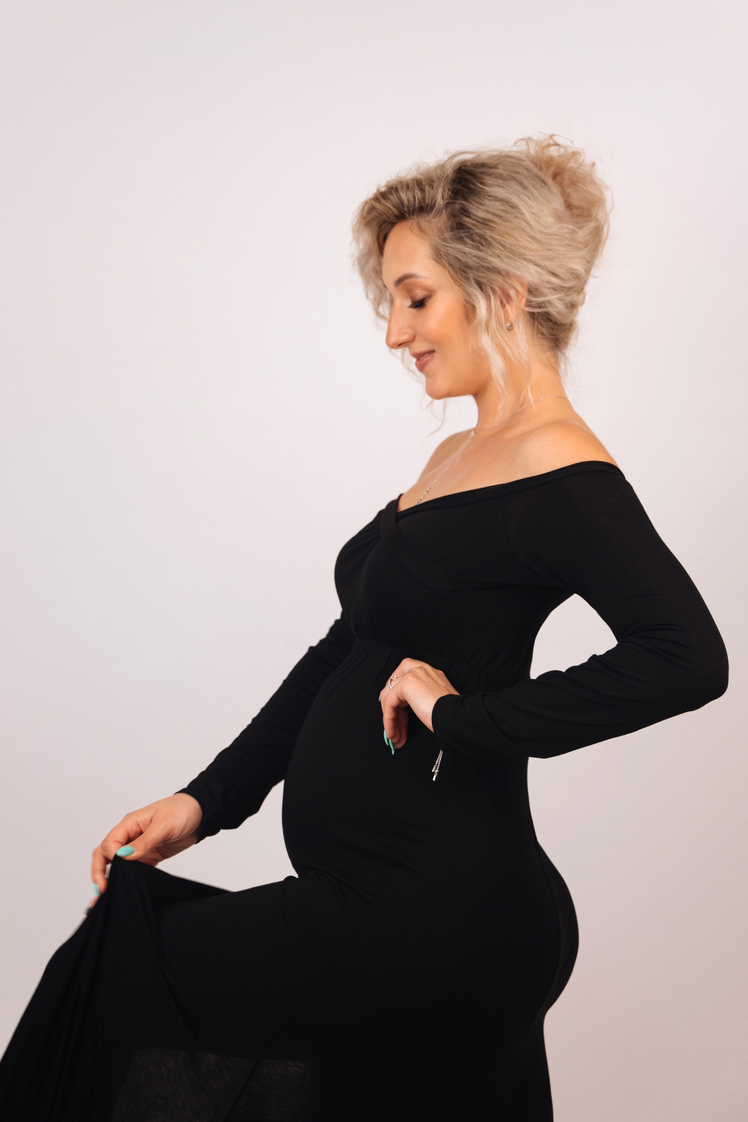 Studio pregnancy photoshooting for Alina and Michael. Home