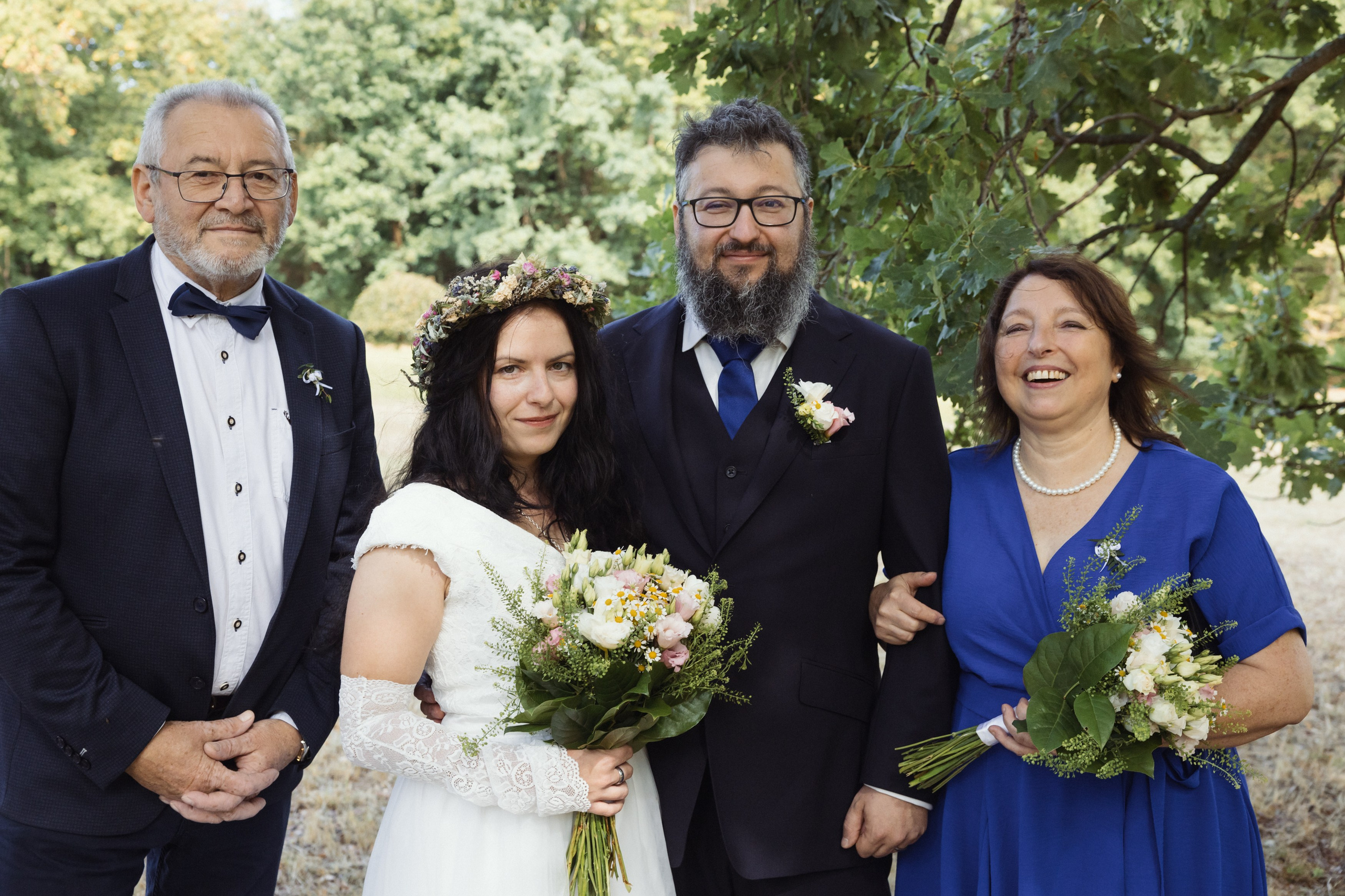 kupinová svatební fotografie v Písku – rodina a přátelé s nevěstou a ženichem, autentické okamžiky