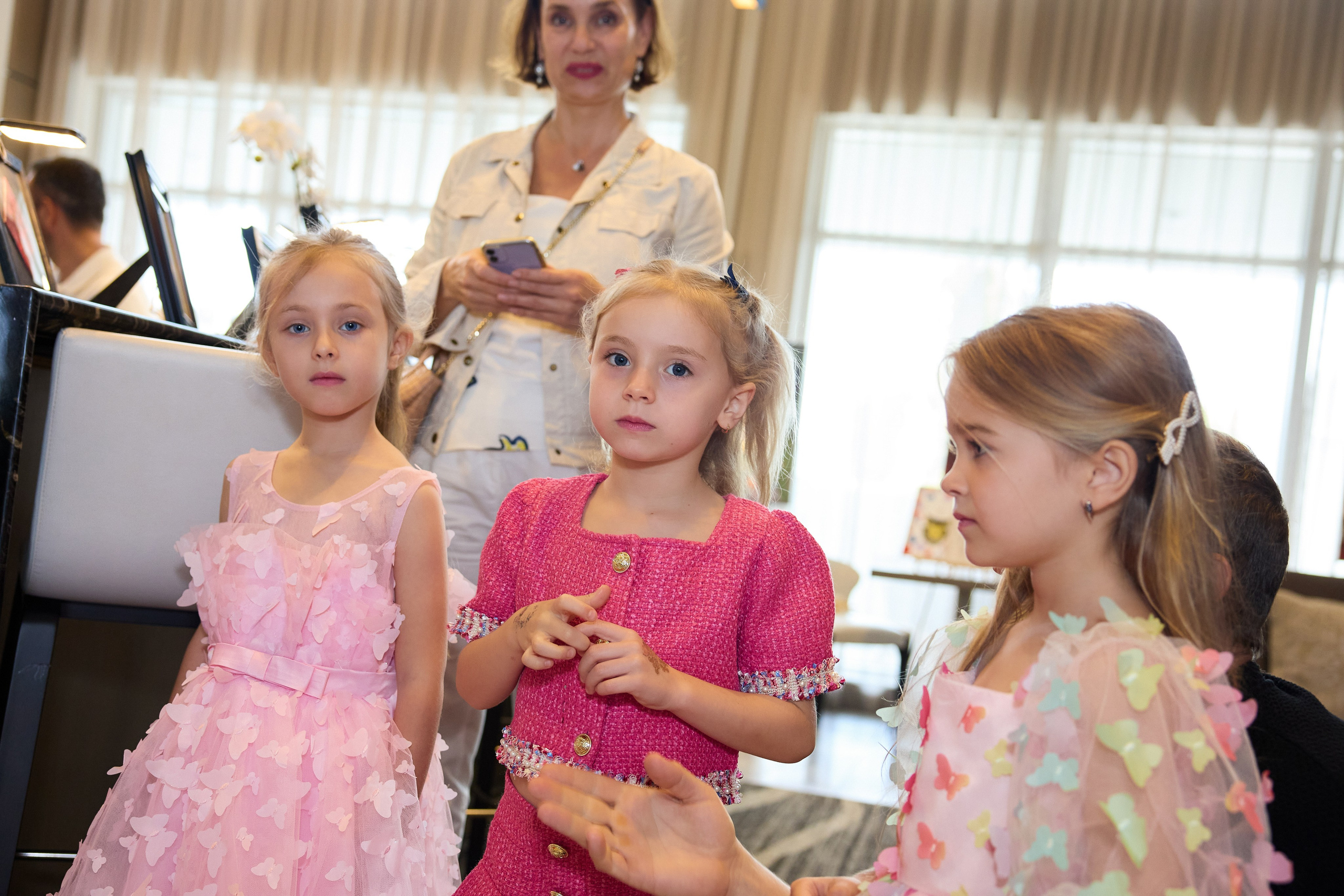 Авторская благотворительная художественная выставка Дианы Бортник. Фотограф Юлия Маковеева